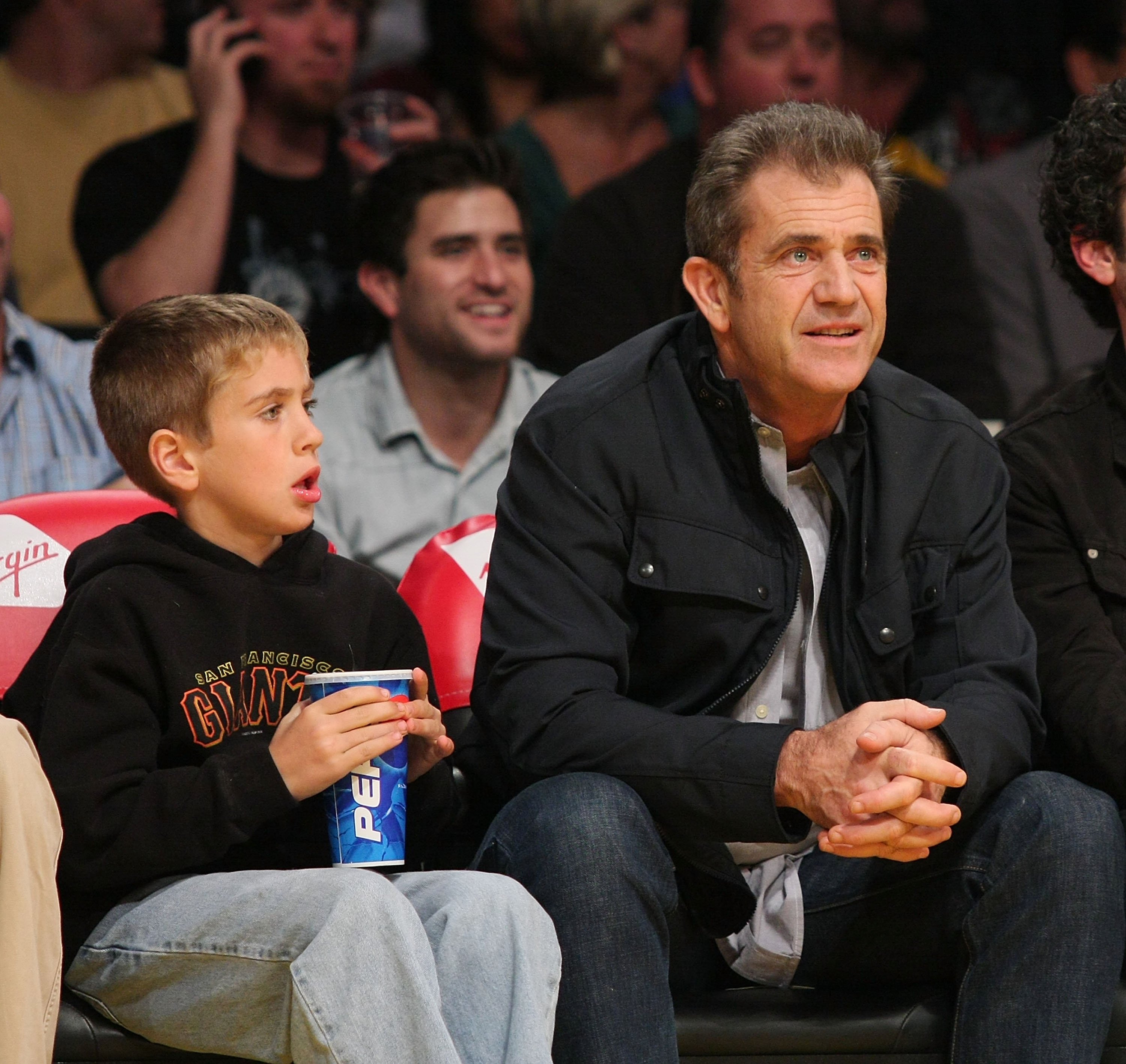 Mel Gibson and Thomas Gibson at the Los Angeles Lakers vs Chicago Bulls game on November 18, 2007 | Source: Getty Images