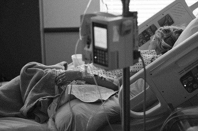 Mujer en hospital. | Imagen:  Pixabay