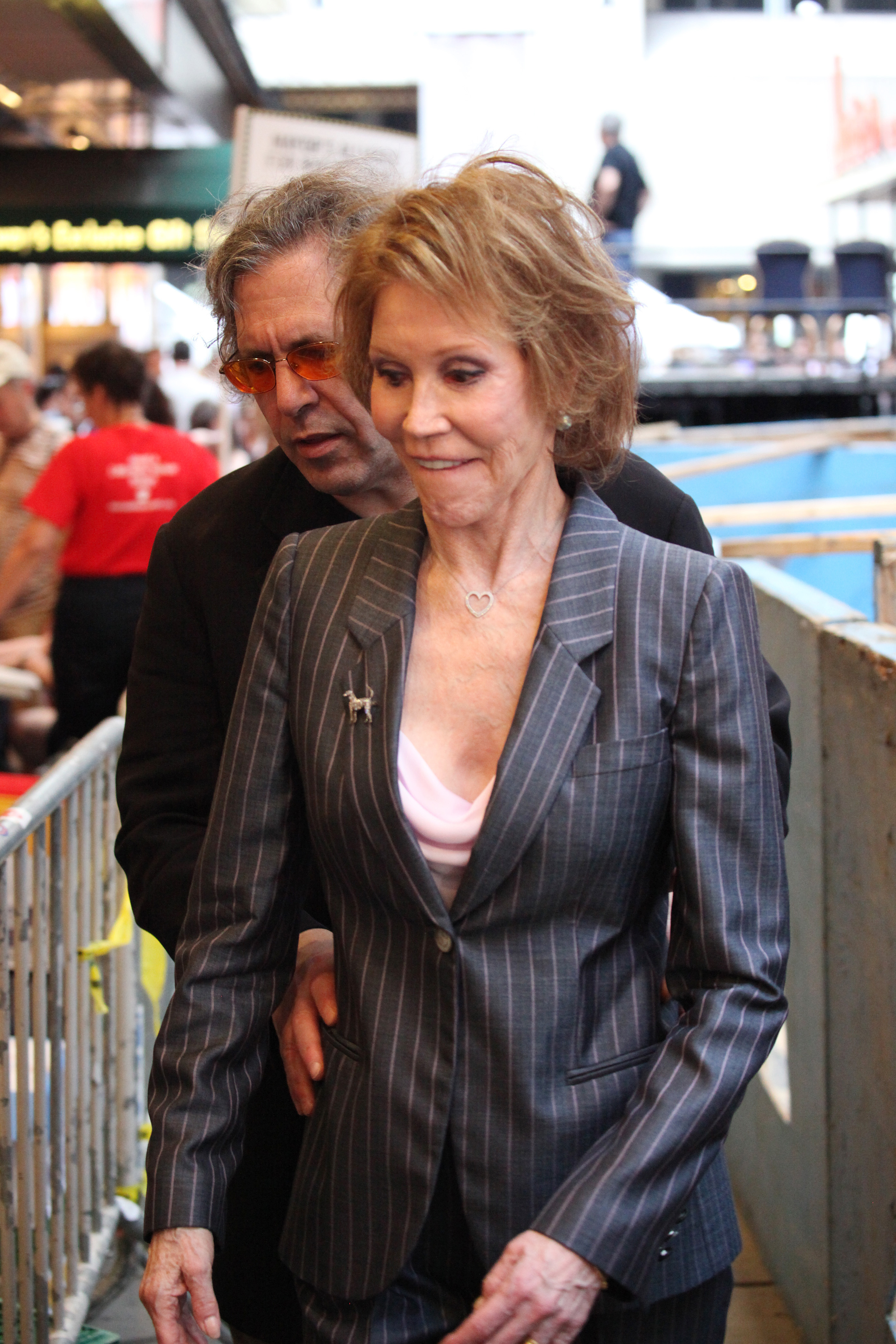 Mary Tyler Moore & Husband Dr. Robert Levine at Broadway Barks 14 at the Booth Theatre on July 14, 2012 in New York City | Source: Getty Images