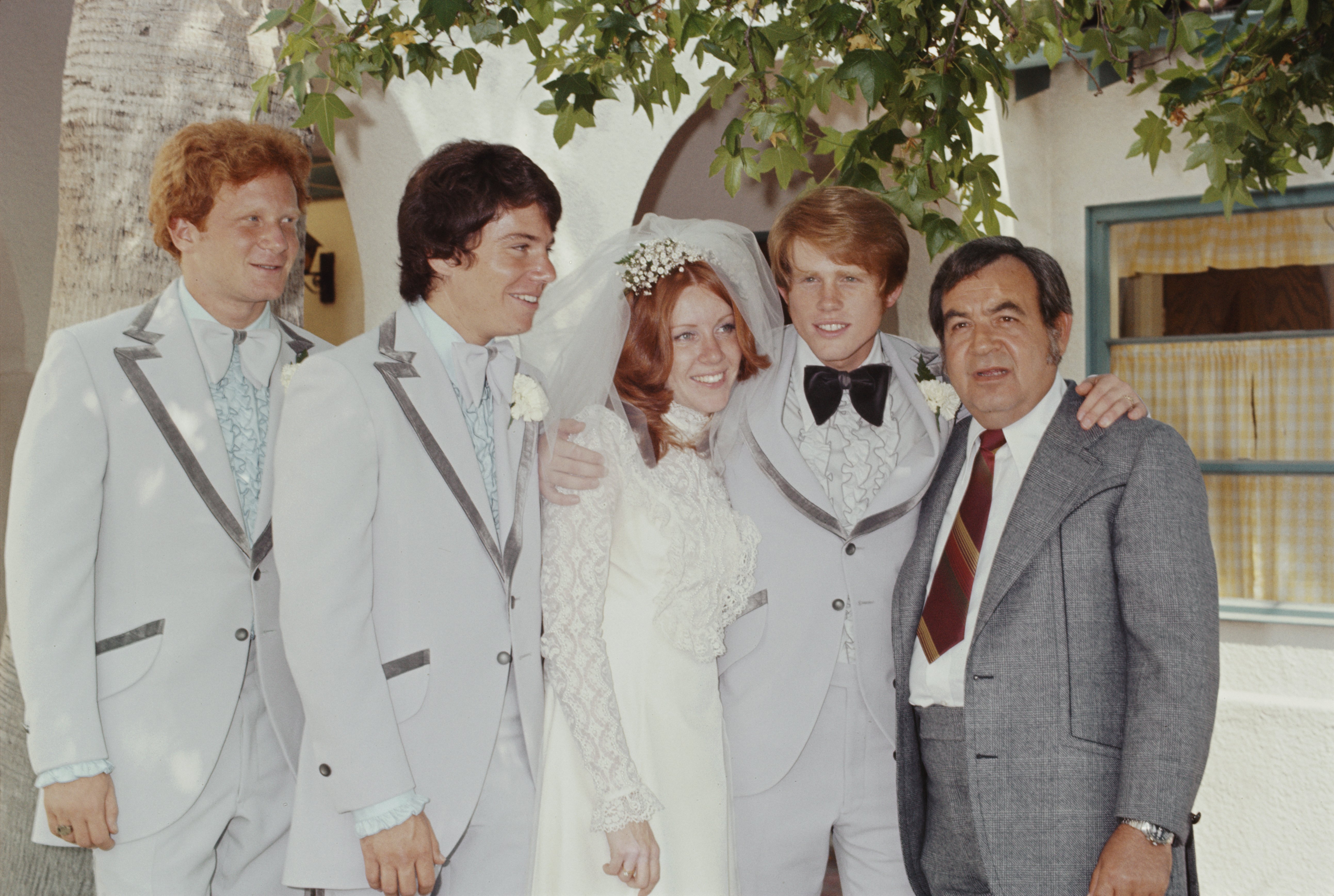 'Happy Days' co-stars Don Most and Anson Williams, at Ron Howard's and Cheryl Alley's wedding,  and Tom Bosley in California in 1975 | Source: Getty Images 