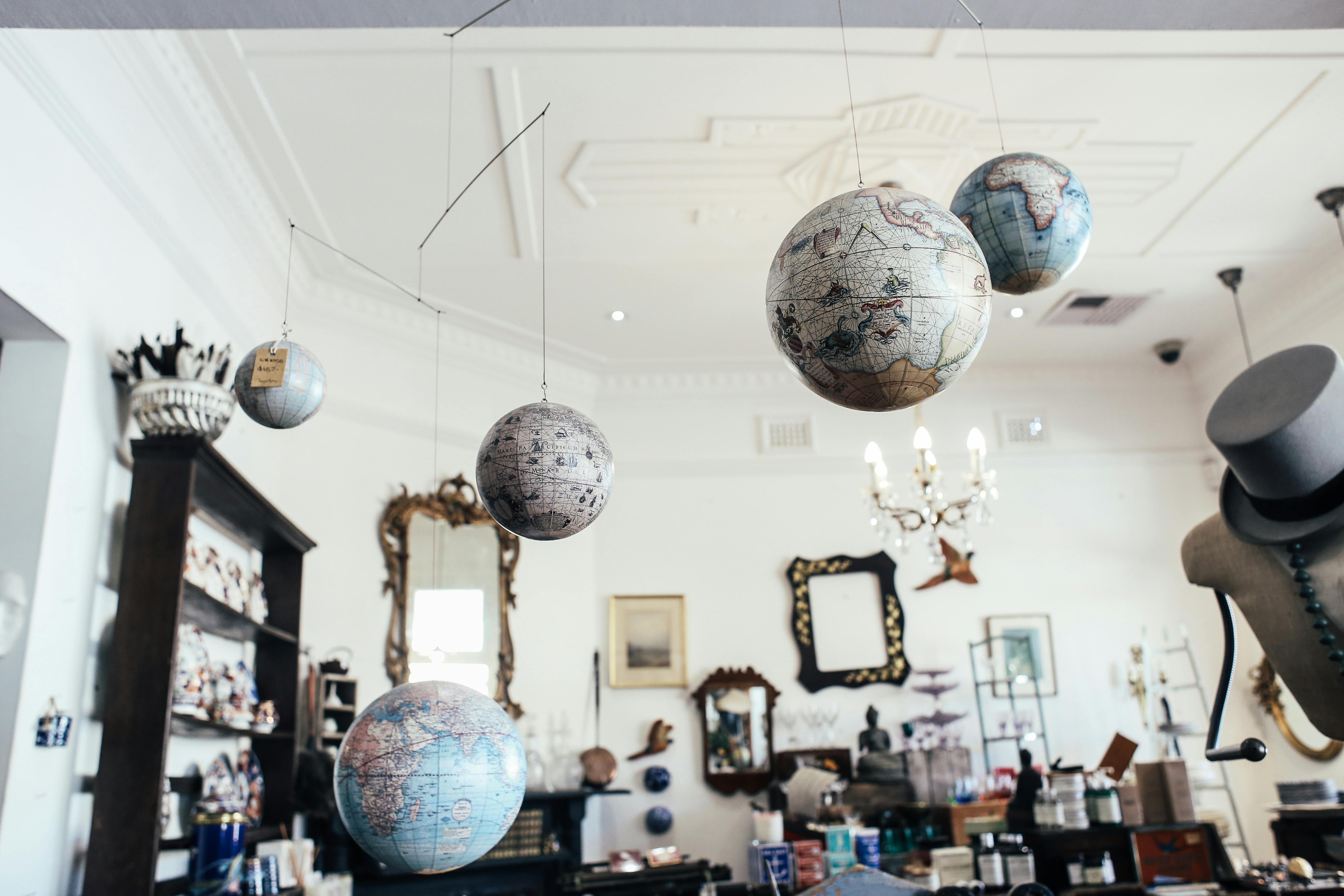 A room with globes and other knick knacks | Source: Pexels