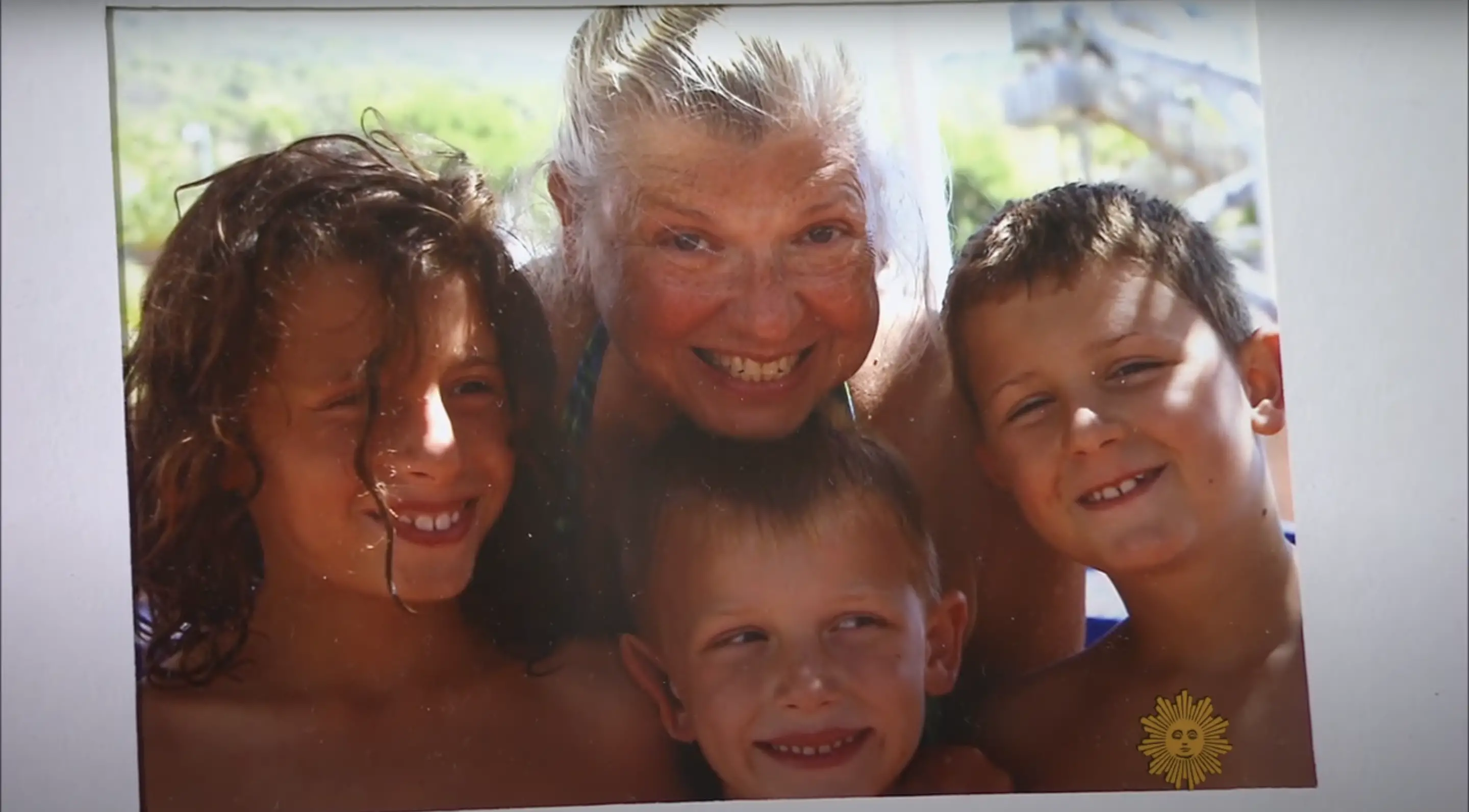 Charles Osgood's wife, Jean, and their children | Source: Charles Osgood and his wife, Jean, on a "CBS Sunday Morning" segment | Source: Youtube.com/@CBSSundayMorning