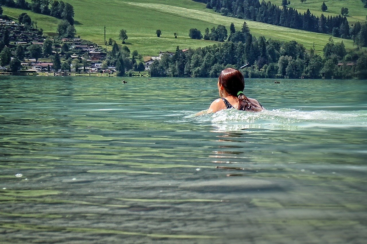 Une nageuse beigne dans un lac. | photo : Pixabay Une nageuse beigne dans un lac. | photo : Pixabay