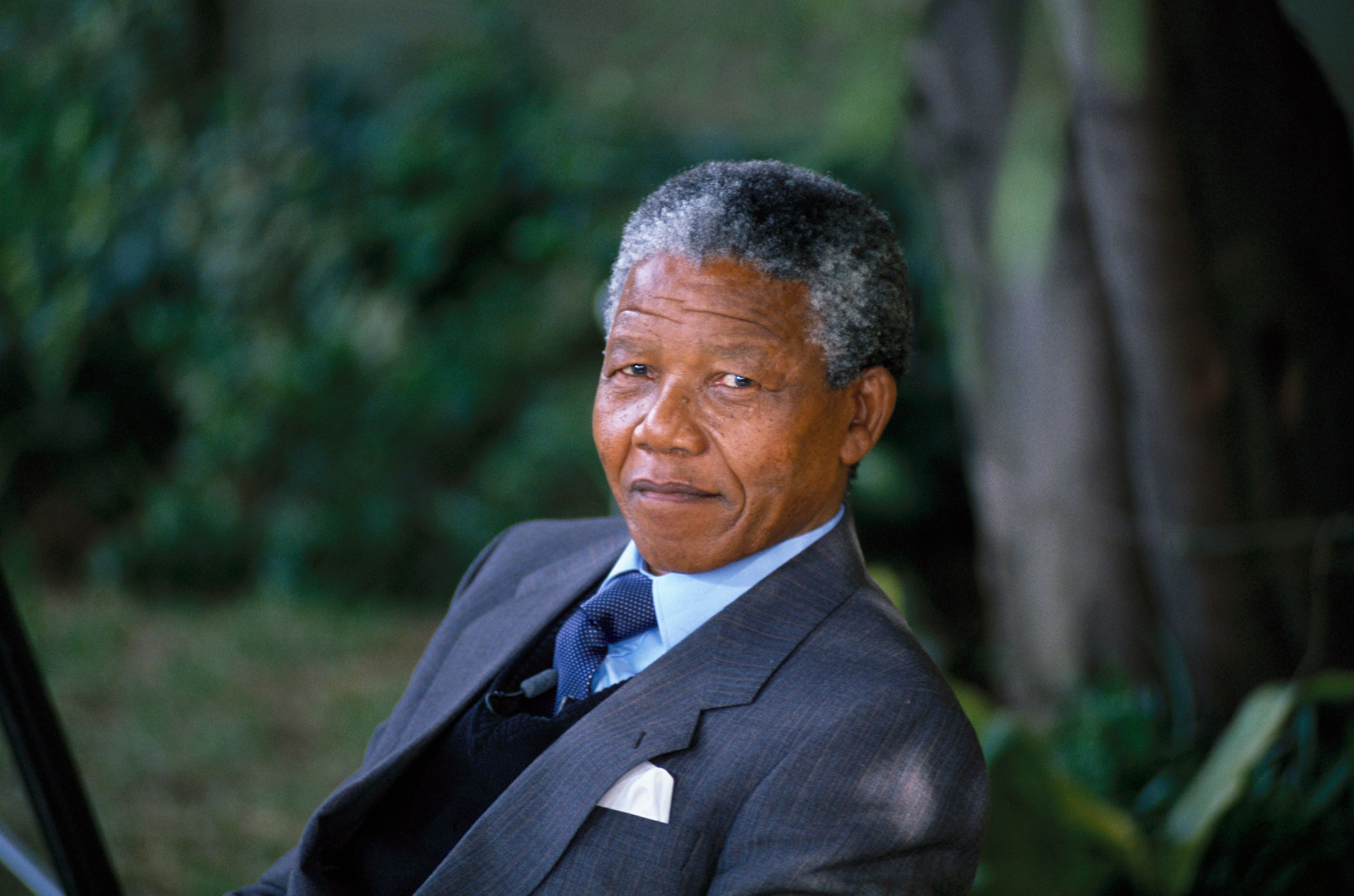 Nelson Mandela outside his Soweto home three days after his release|  Photo: Getty Images