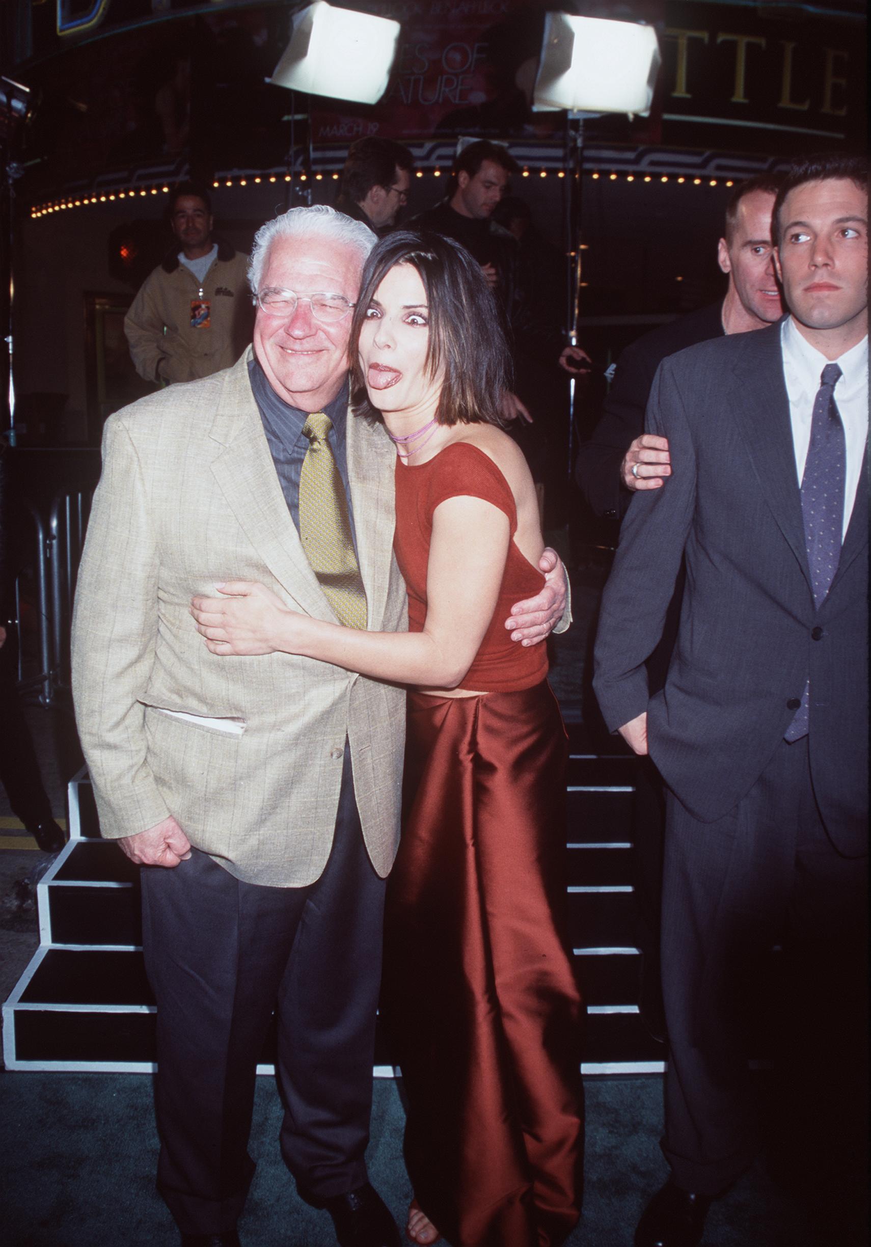 Sandra Bullock with her father John W. Bullock in Los Angeles 1999. | Source: Getty Images