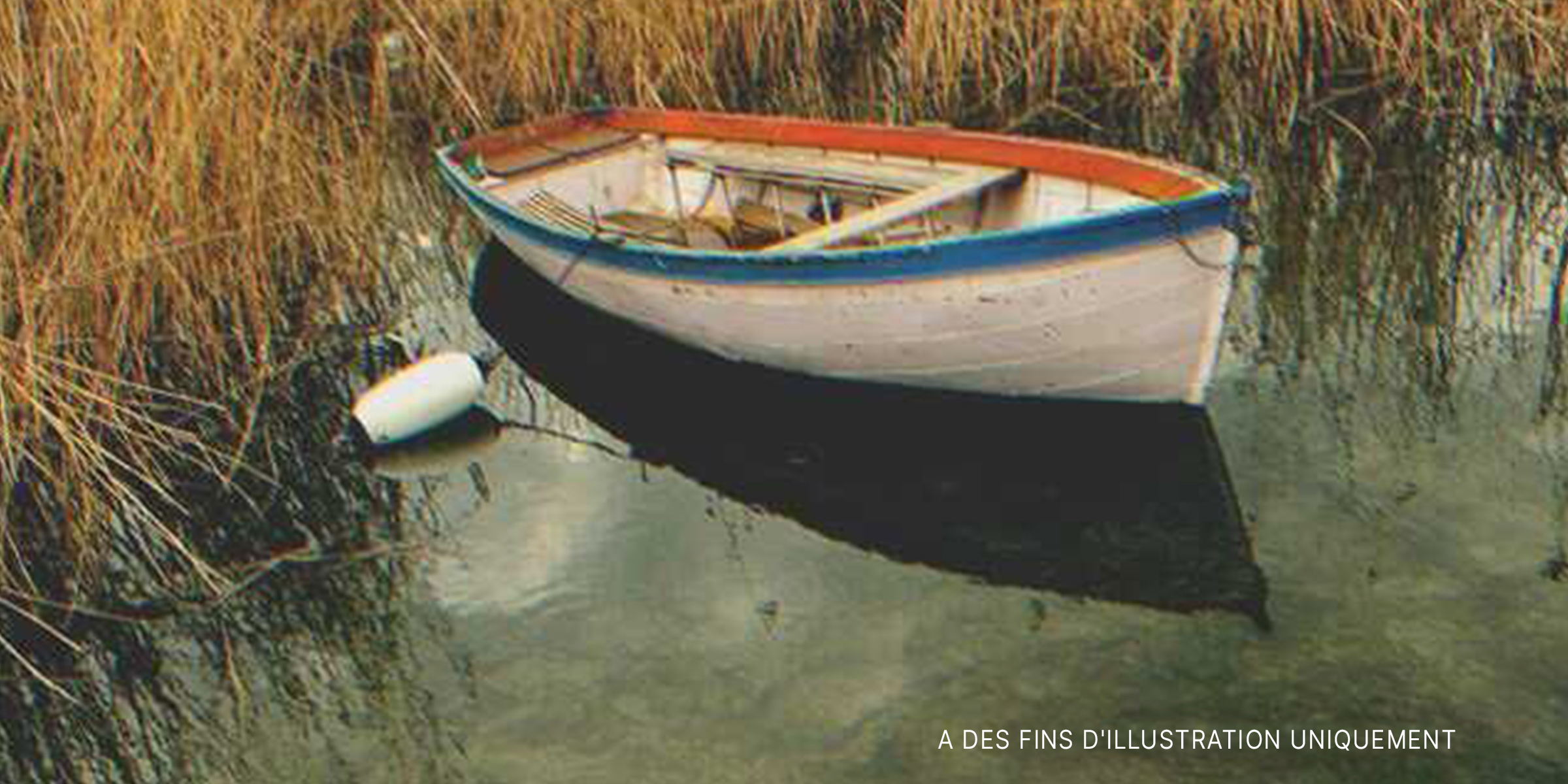 Un bateau flottant sur l'eau. | Source : Shutterstock