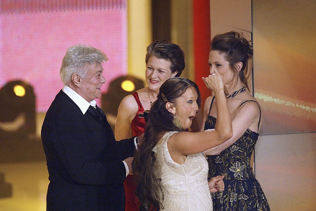 Tony Curtis and his daughters Alexandra Sergeant, Allegra and Kelly Curtis at the Goldene Kamera Film Awards at the Gendarmenmarkt Concert House on February 4, 2004 in Berlin, Germany | Photo Getty Images.