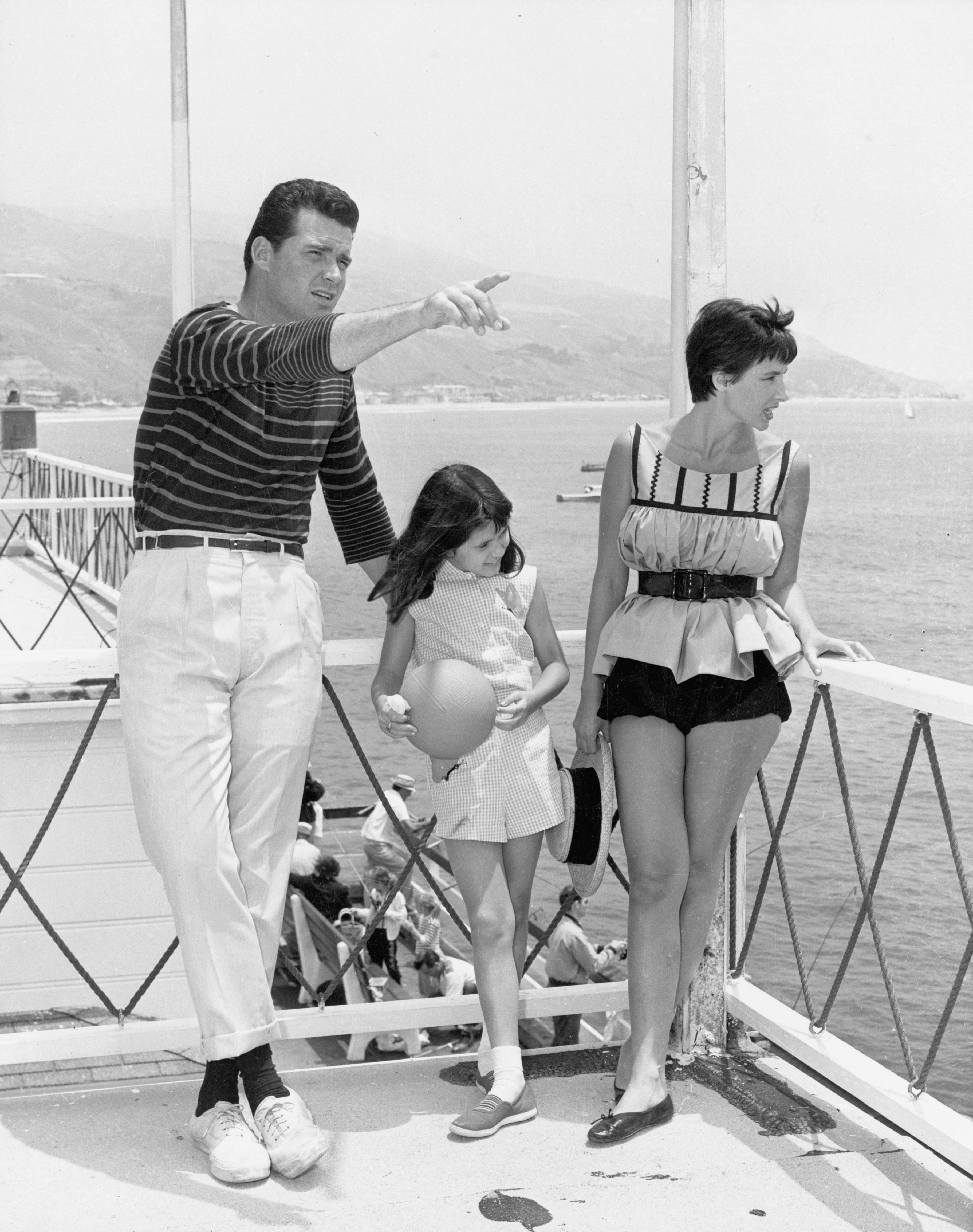 James Garner points while standing on a balcony with his wife, Lois, and their daughter, Kim, 1960s. | Source: Getty Images