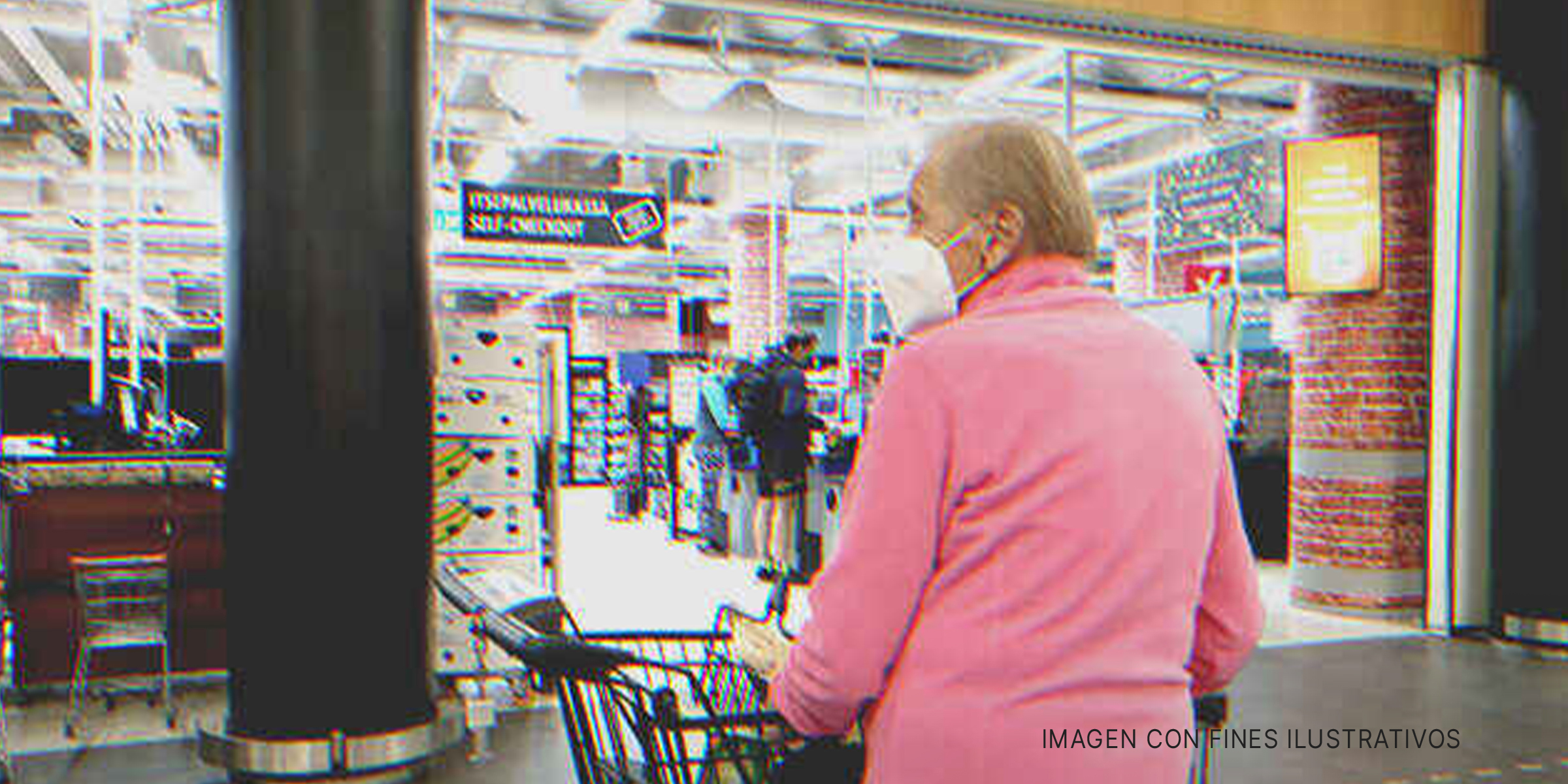 Anciana frente a centro comercial. | Foto: Shutterstock