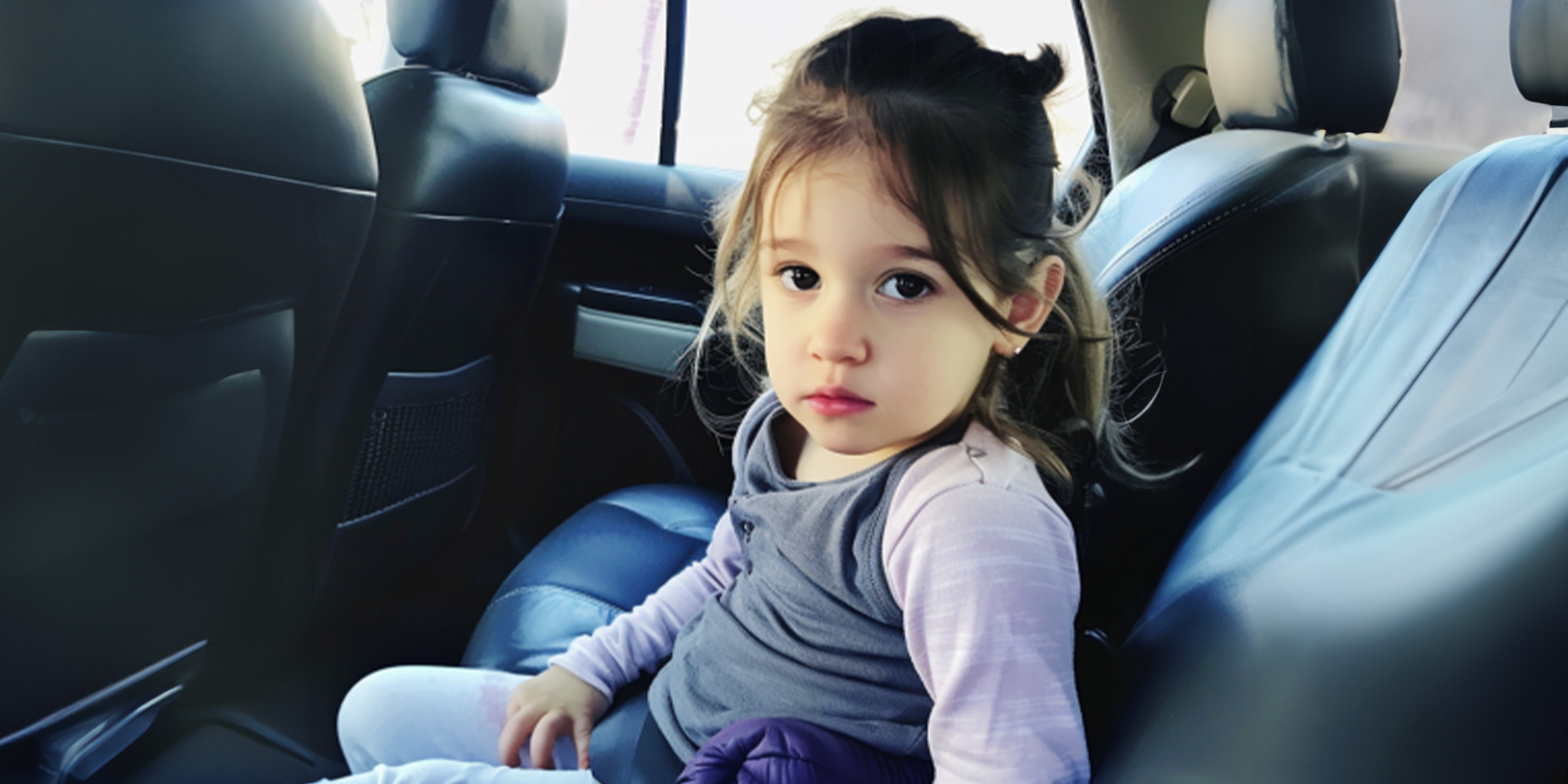 A little girl in the backseat of a car | Source: Amomama