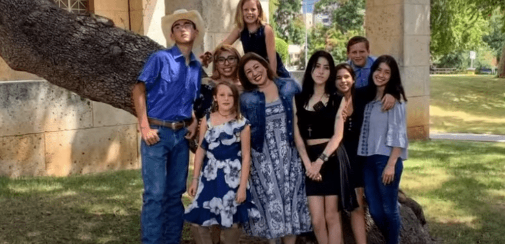 A picture of the combined family of Jennifer Hidrogo and Glendon Wilson Booth Jr. | Photo: youtube.com/KVUE  