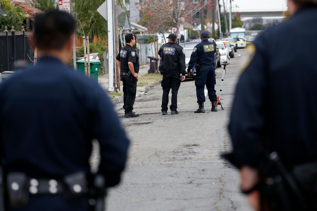 Oakland police and animal control respond to the scene of a shooting that happened on Tuesday, December 3, 2019. | Photo: Getty Images 