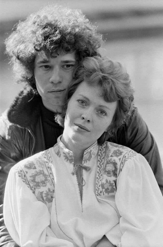 L'actrice américaine Jean Seberg et son mari Dennis Berry dans le Parc de Saint-Cloud en avril 1972, France. | Photo : Getty Images