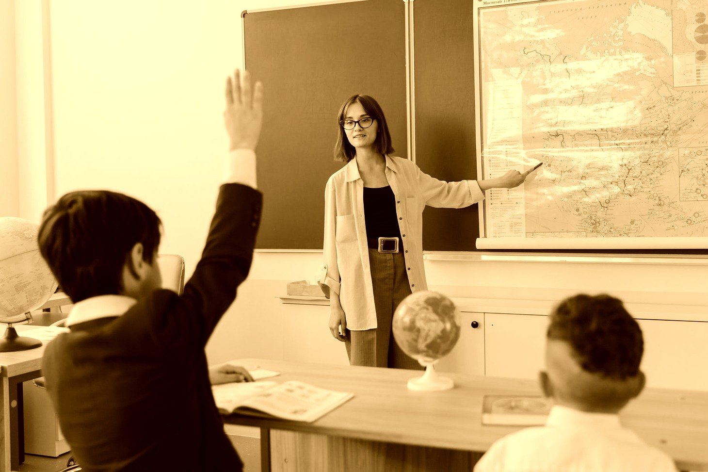 Profesora y alumnos. | Foto: Pexels