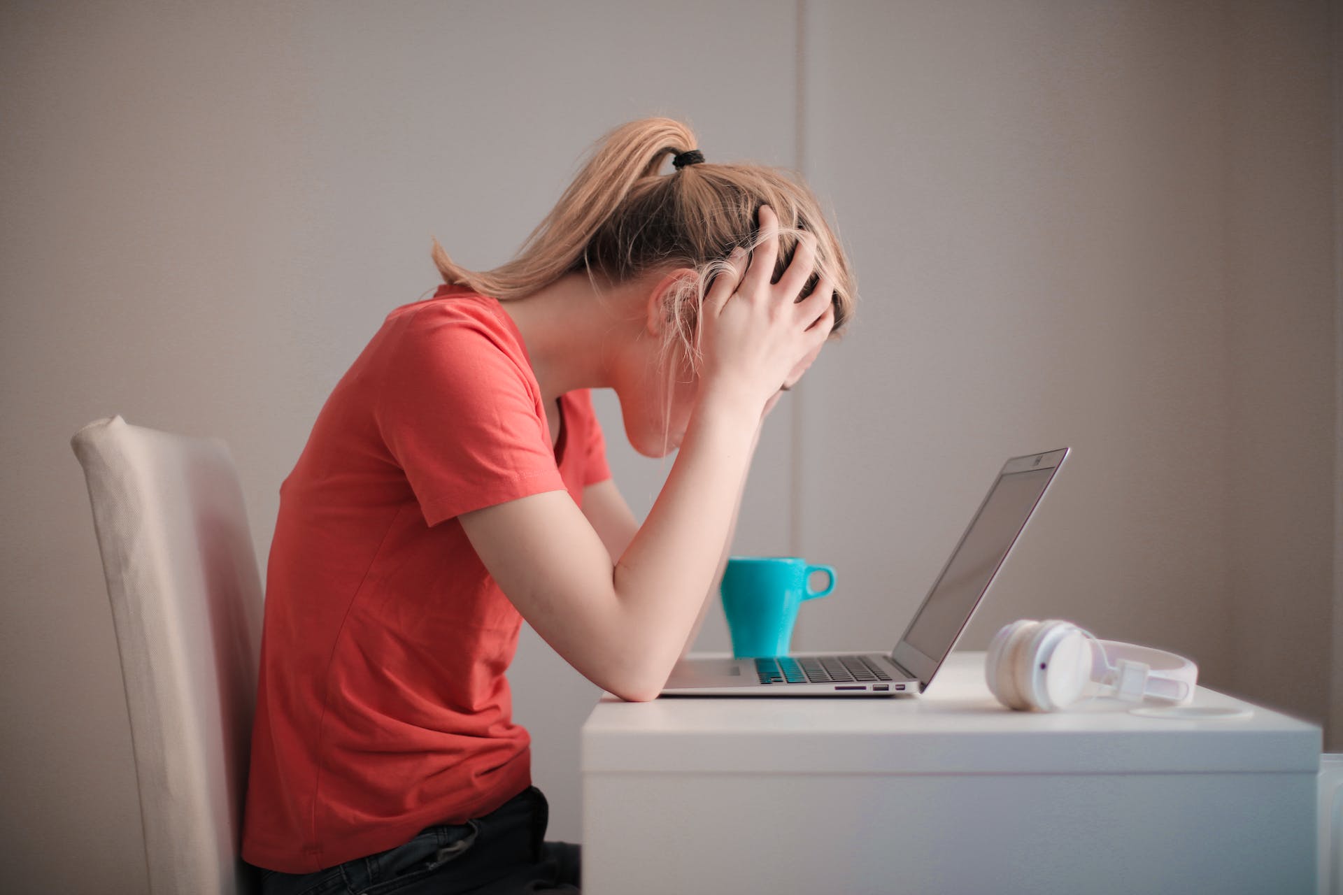 A stressed woman sitting on her desk | Source: Pexels