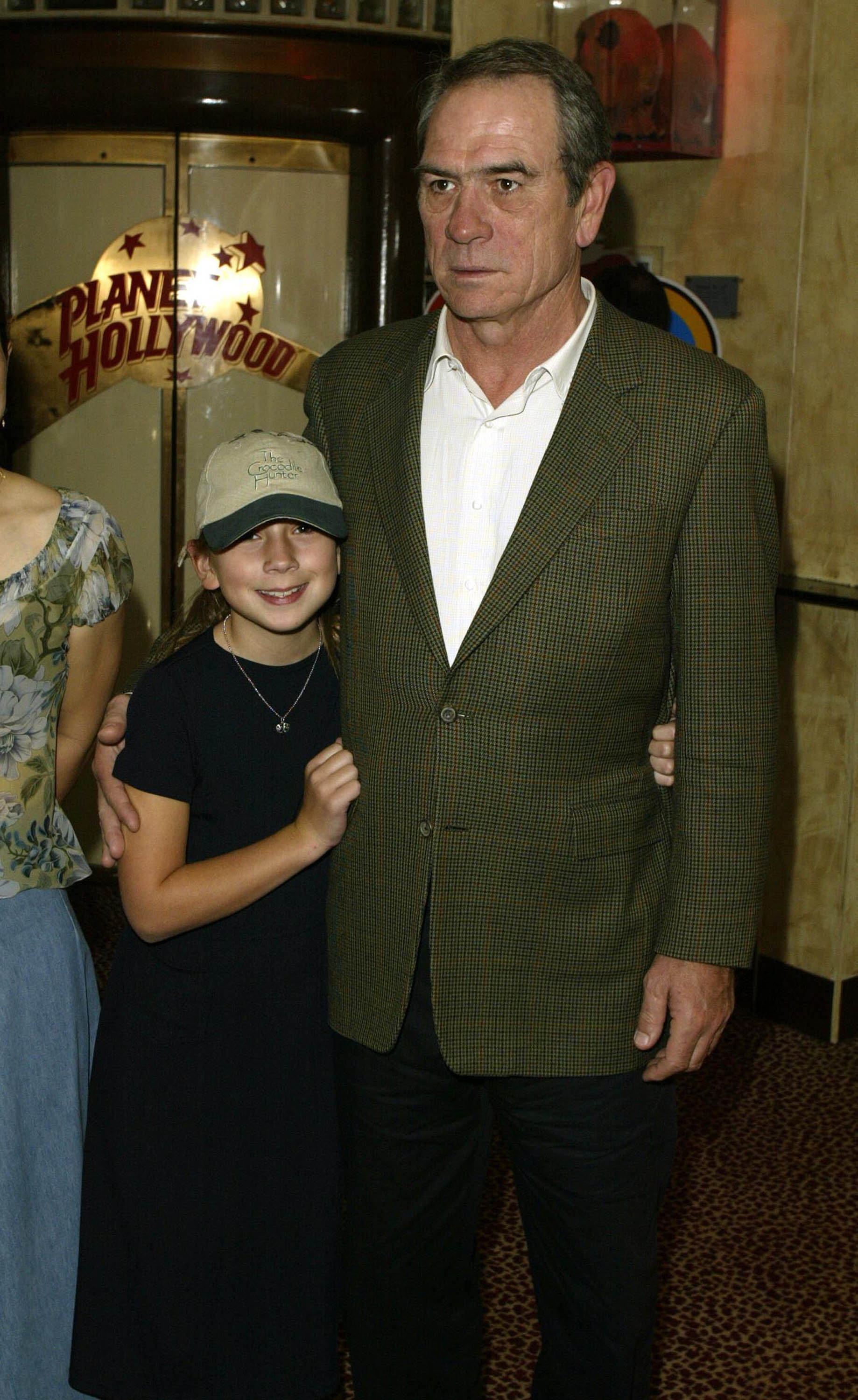Tommy Lee Jones and Victoria Jones arrive for the "Stuart Little 2" premiere at Planet Hollywood on July 14, 2002, in London, England | Source: Getty Images