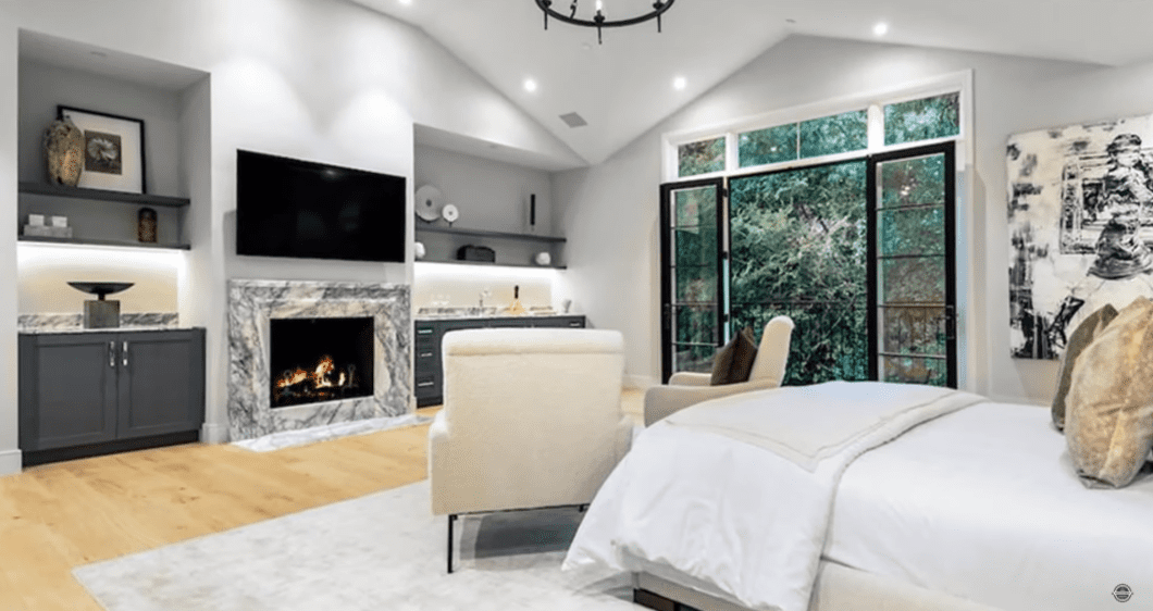 Ein Schlafzimmer in Cameron Diaz' ​​Villa in Beverly Hills. | Quelle: YouTube/TopTenFamous