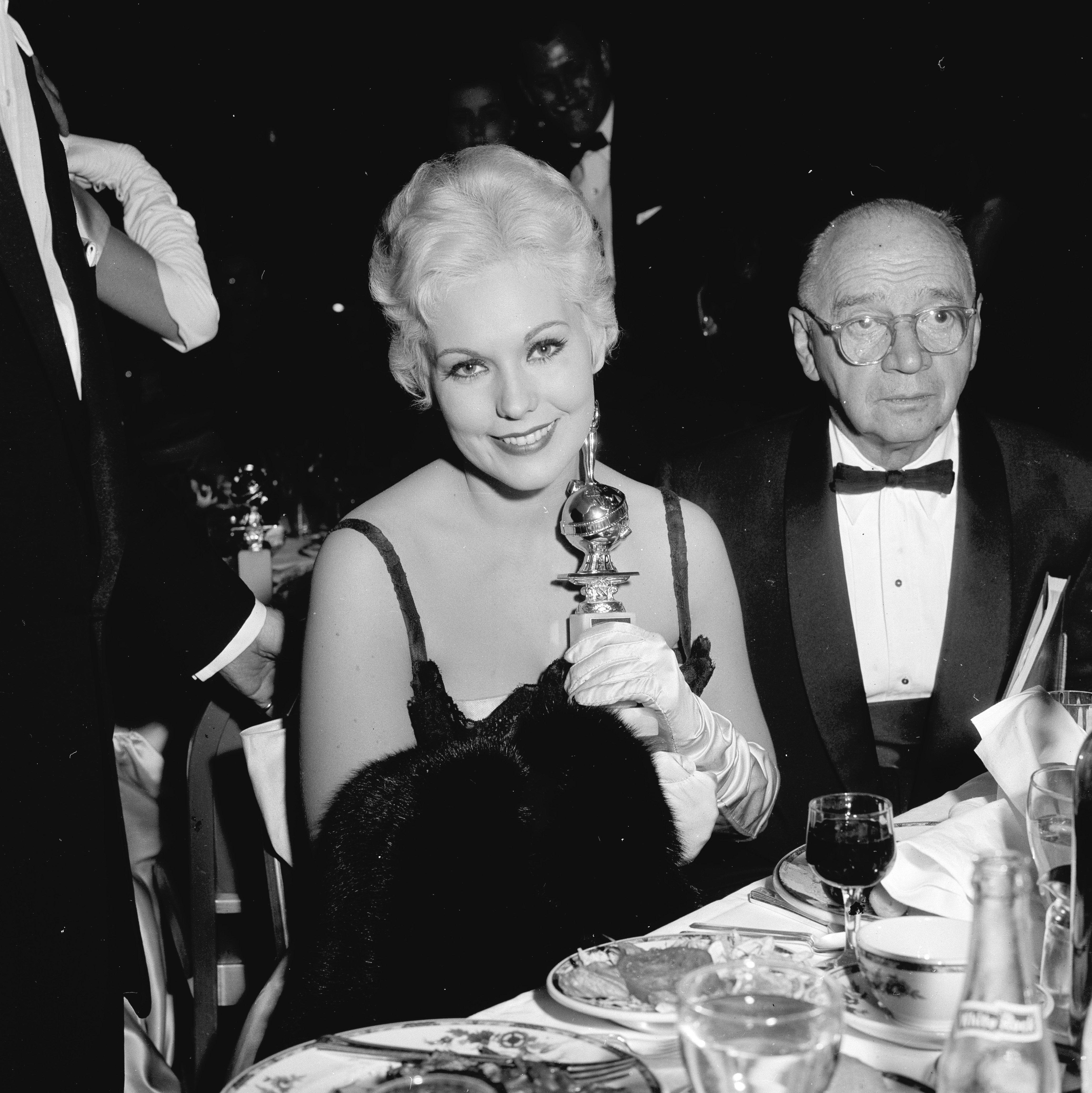 Kim Novak receives Golden Globe Award for New Star of the Year û Actress at the Golden Globe Awards in Los Angeles, California in 1955. | Source: Getty Images