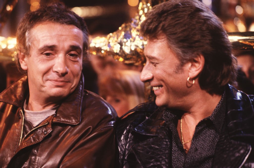 Michel Sardou et Johnny Hallyday lors de l'émission "Top 50" le 4 novembre 1989 à Paris en France. | Photo : Getty Images