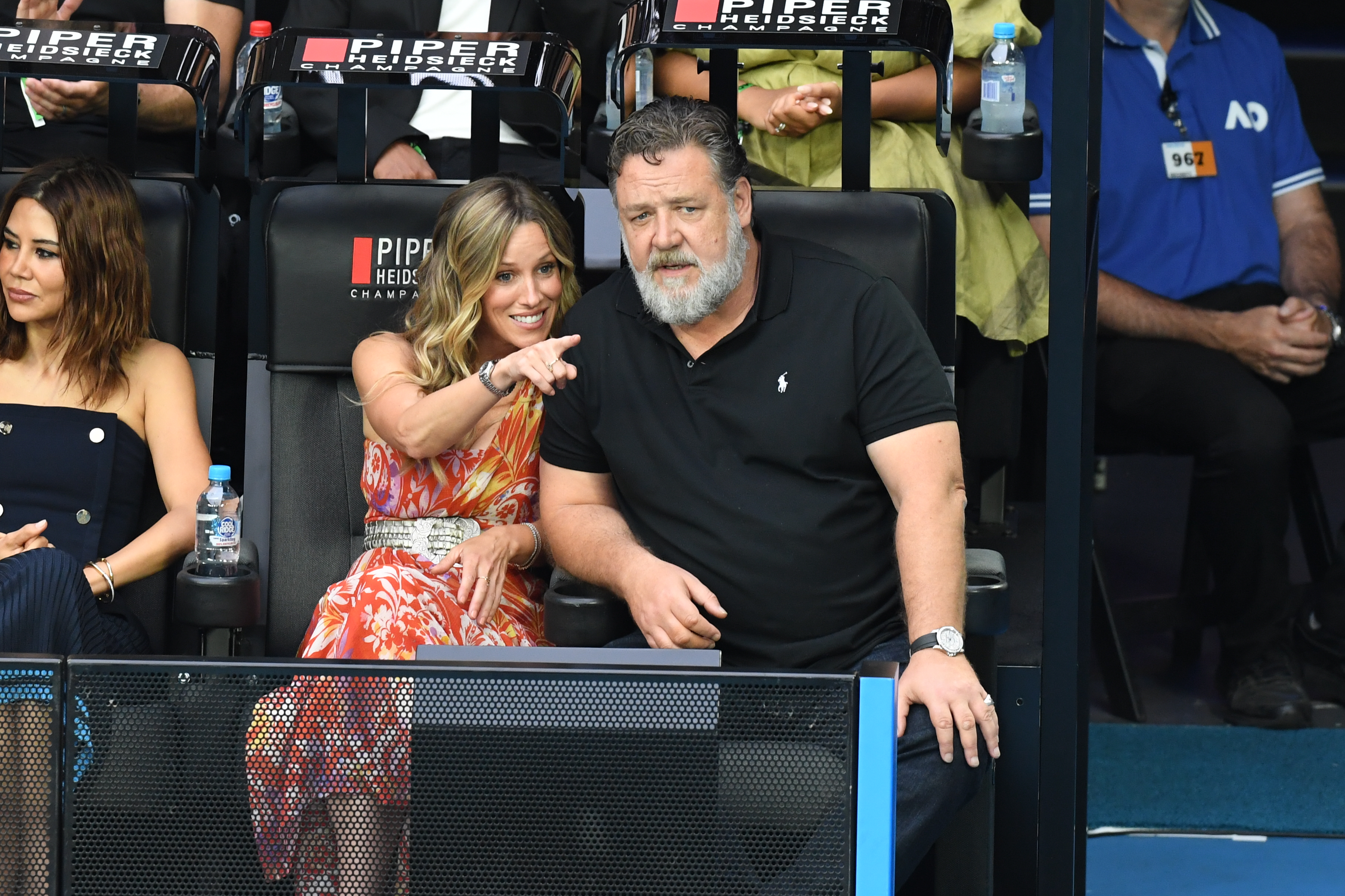 Russell Crowe und Britney Theriot am 28. Januar 2023 in Melbourne, Australien | Quelle: Getty Images