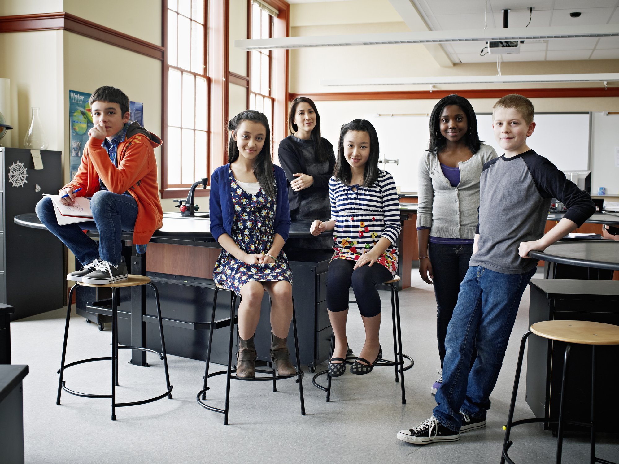 Group of young students with teacher in science lab classroom | Photo: Getty Images