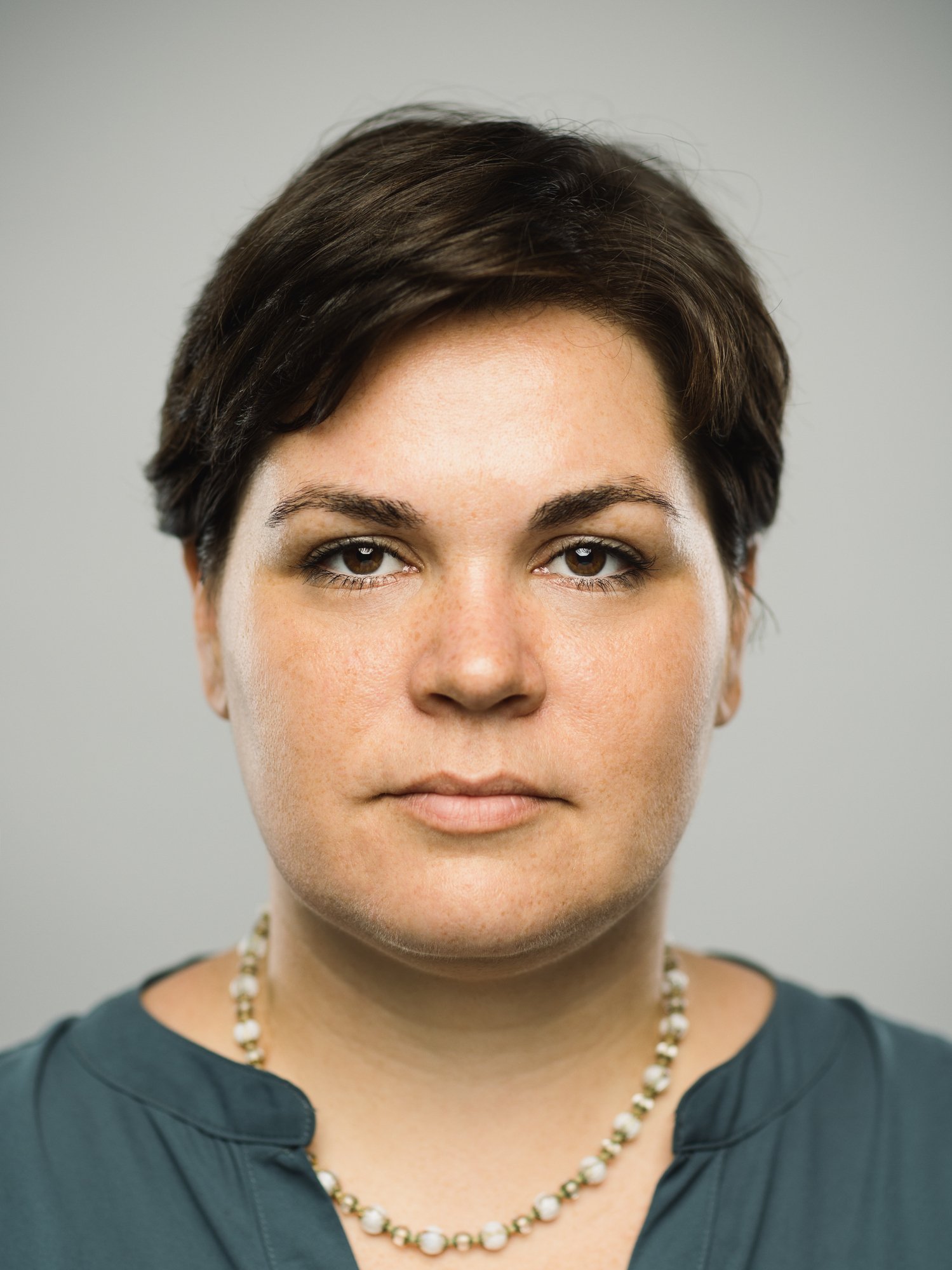 Une femme avec un visage rond. | Photo : Getty Images