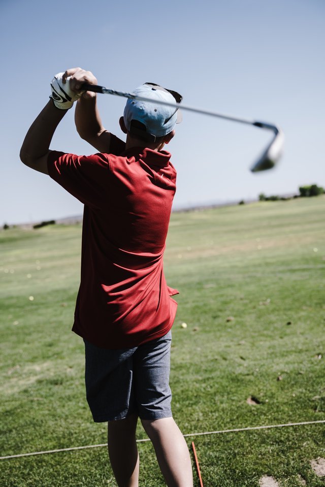 Photo of man swinging a golf stick | Photo: Pexels
