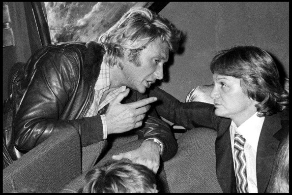 Johnny Hallyday et Claude François lors d'une fête à Paris - 1976. | Photo : Getty Images