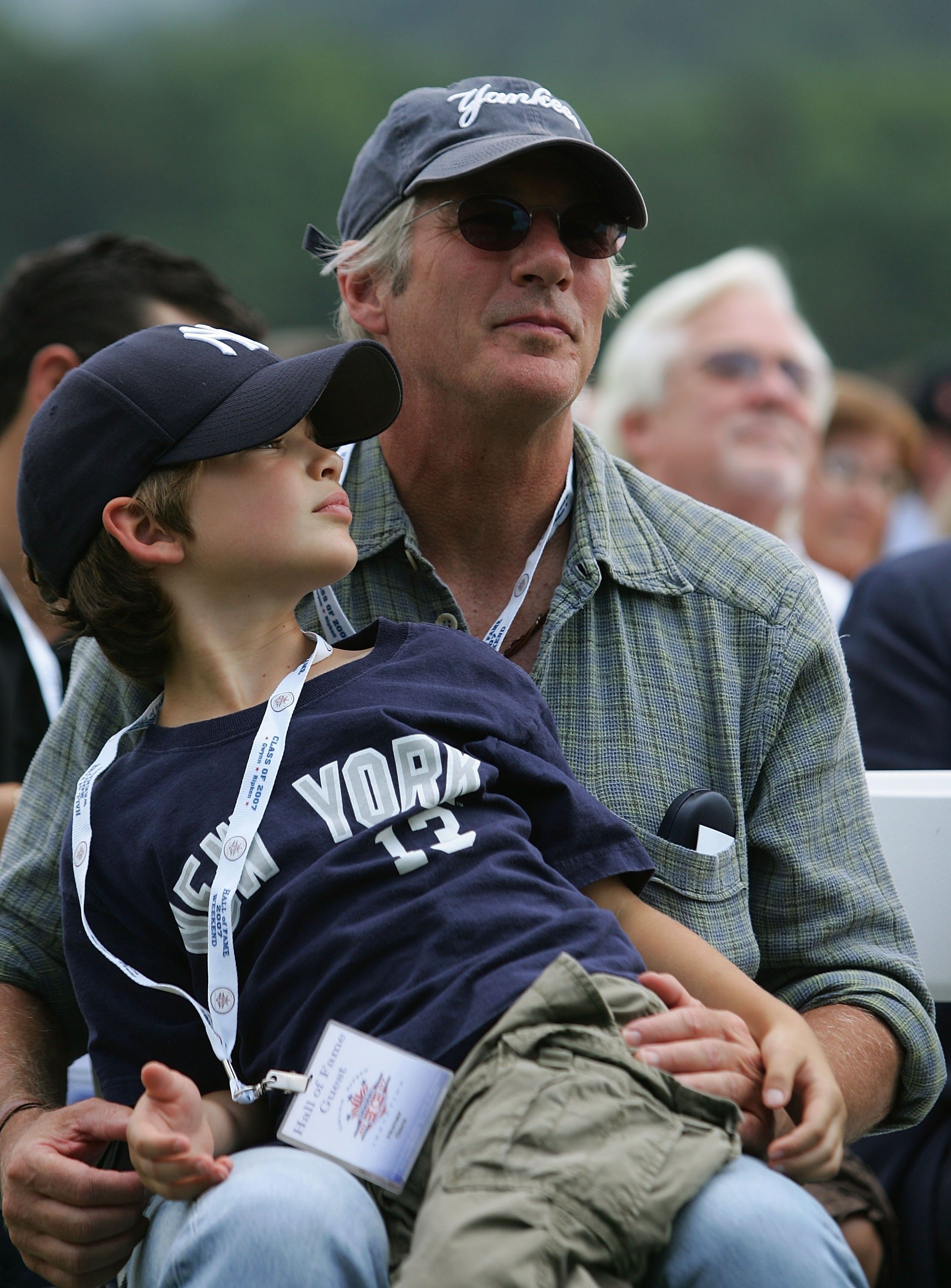 Richard Gere y su hijo Homer en la ceremonia de ingreso en el Salón de la Fama del Béisbol en el Clark Sports Center, el 29 de julio de 2007 en Cooperstown, Nueva York. ┃ Foto: Getty Images