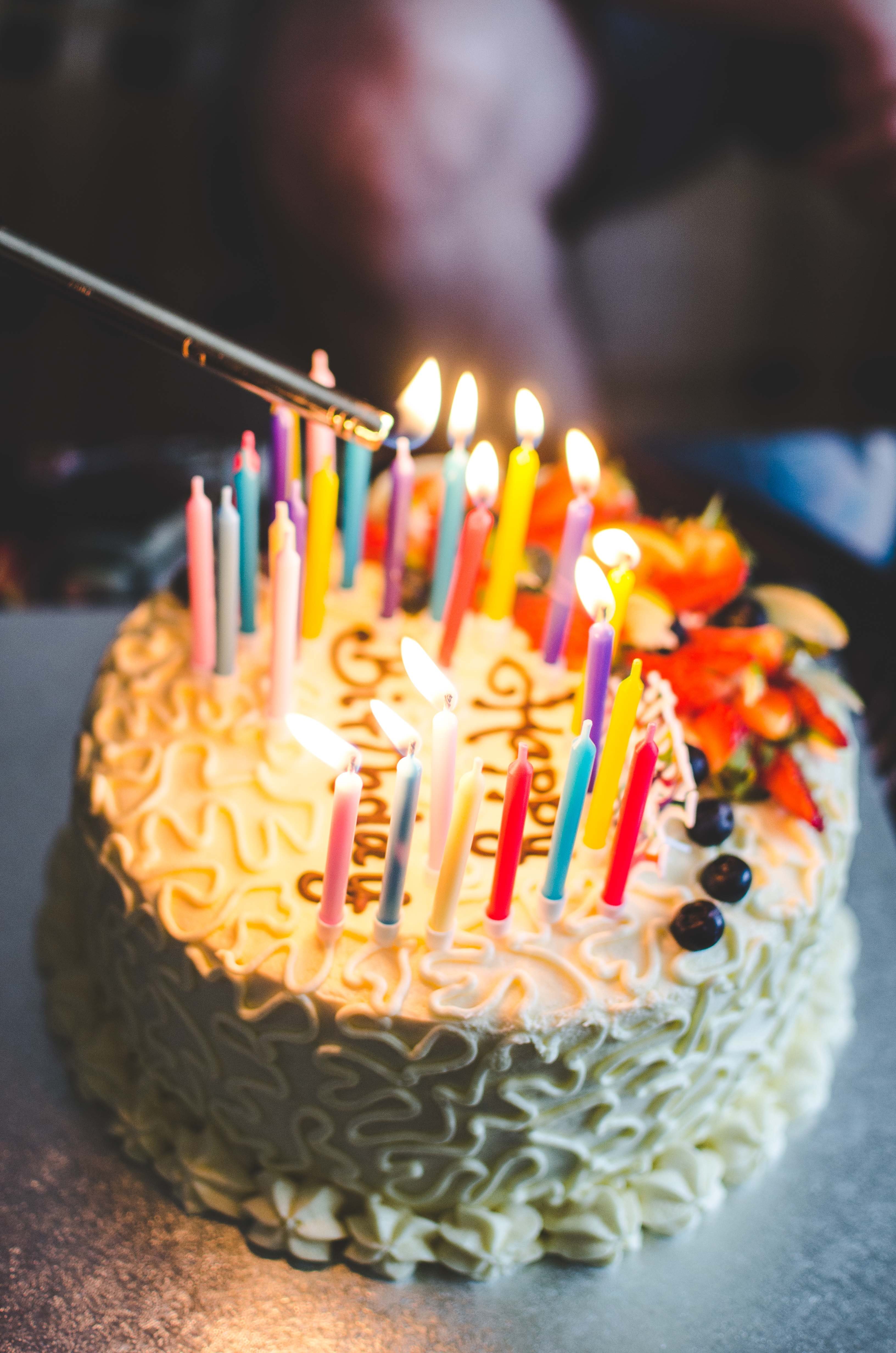 Un pastel de cumpleaños con velas encendidas. | Foto: Pexels