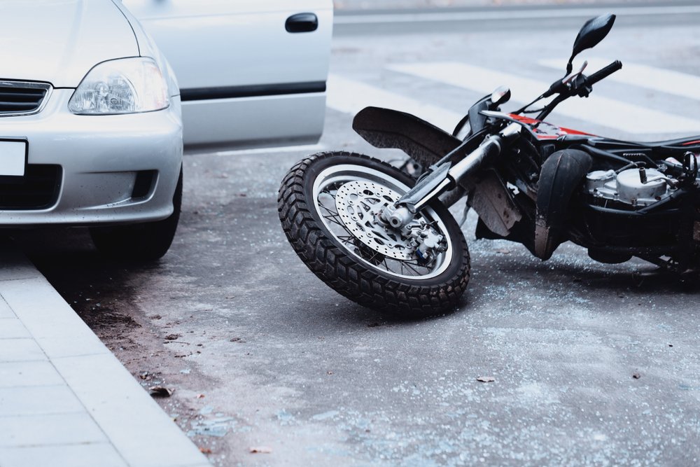 Choc entre une voiture et une moto. | Photo : Shutterstock
