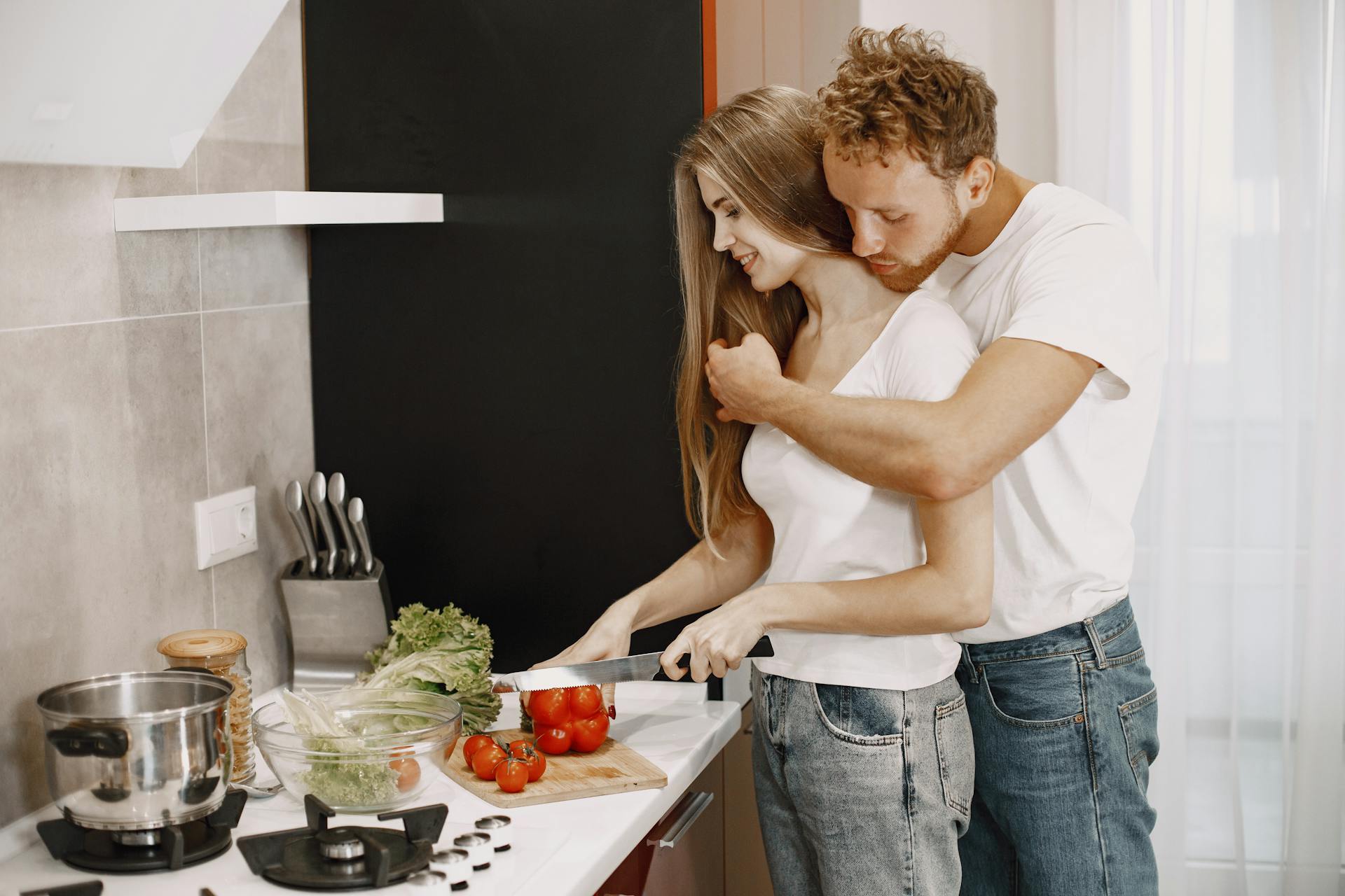 A couple in the kitchen | Source: Pexels