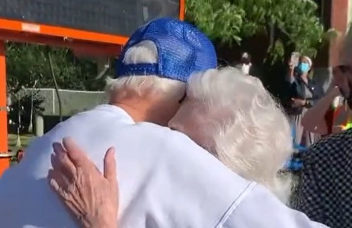 100-year-old man reunited with his 98-year-old sister Jean for the first time since the pandemic started | Photo: Tiktok/emilyknight75