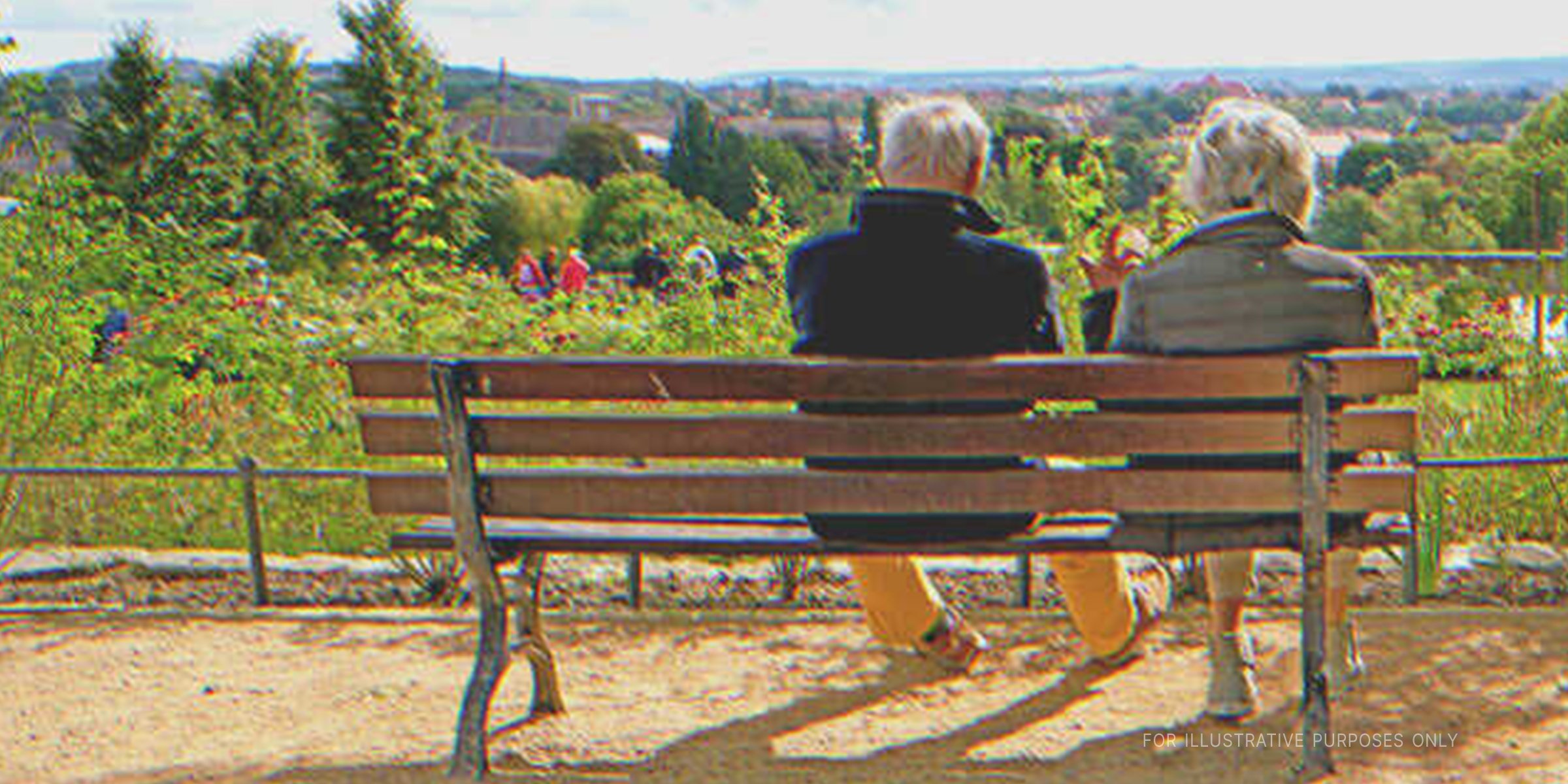 An elderly couple on a park bench | Source: Shutterstock