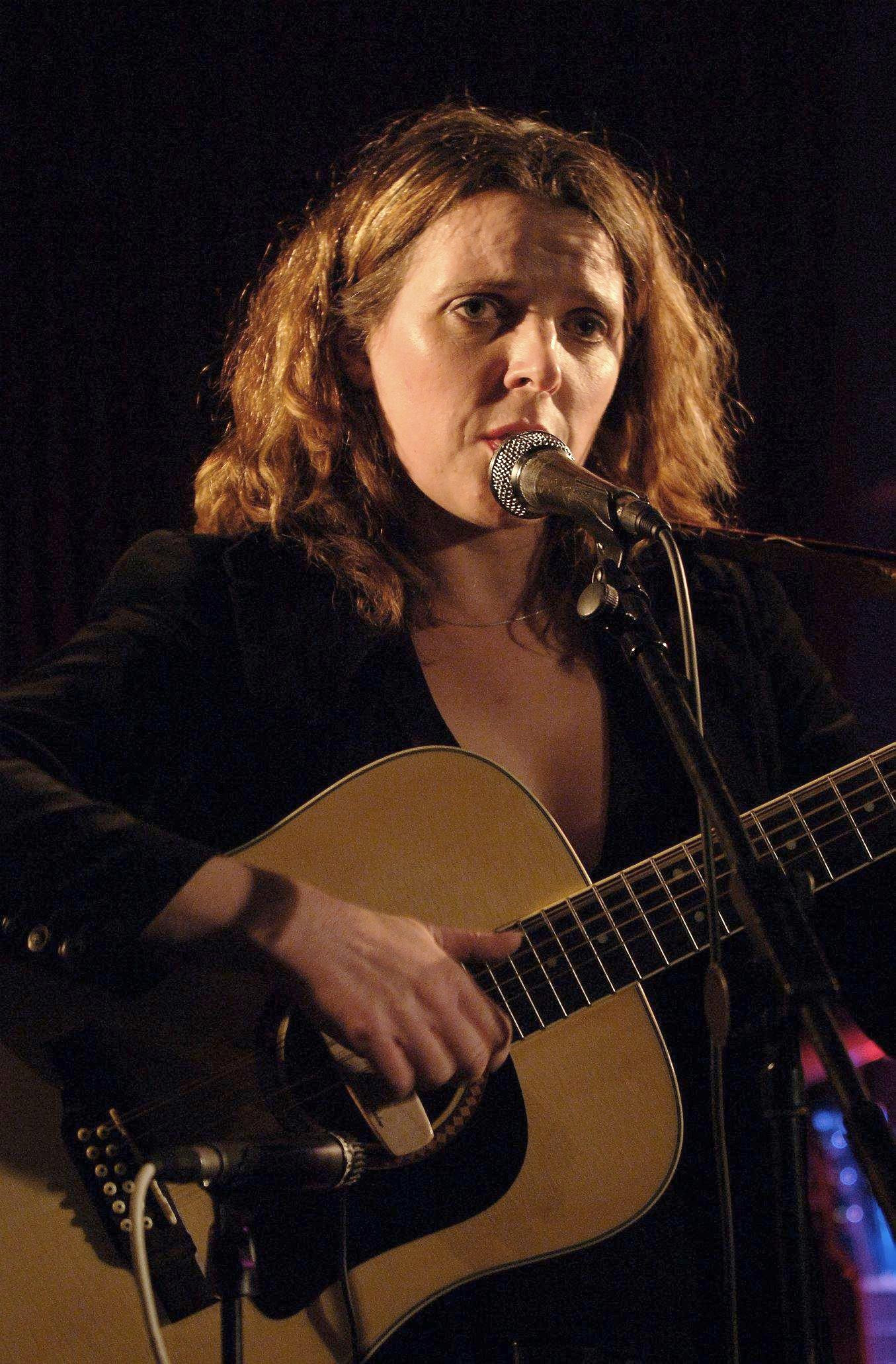 Abigail Hopkins (daughter of Sir Anthony Hopkins) performs onstage at The Garage, Highbury Corner, north London, on February 21, 2006. | Source: Getty Images
