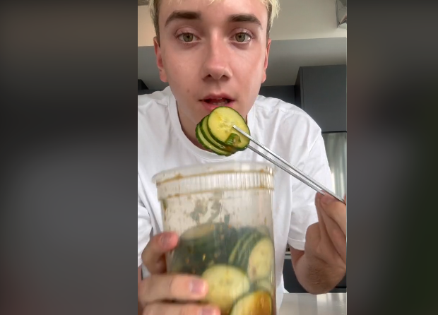 Logan Moffitt eating his salad | Source: TikTok via tiktok.com/@logagm