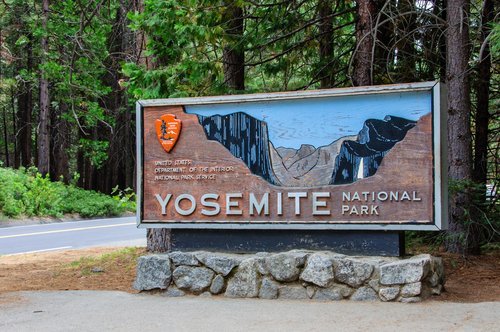 Welcome sign at the entrance of Yosemite National Park in California. | Source: Shutterstock.