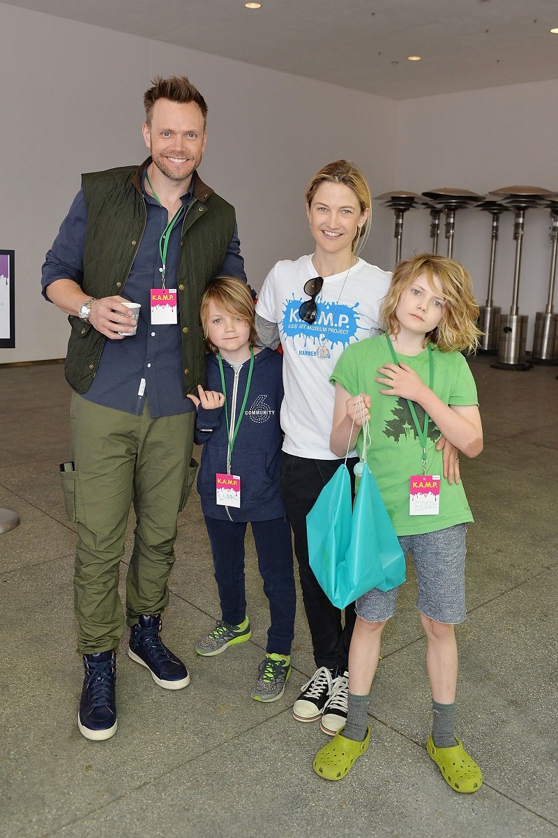 Joel McHale, his wife Sarah Williams, and their children Isaac and Eddie on May 22, 2016 in Los Angeles, California | Photo: Getty Images