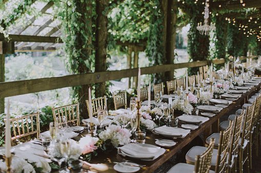 Romantic long table Wedding decor | Photo: Getty Images