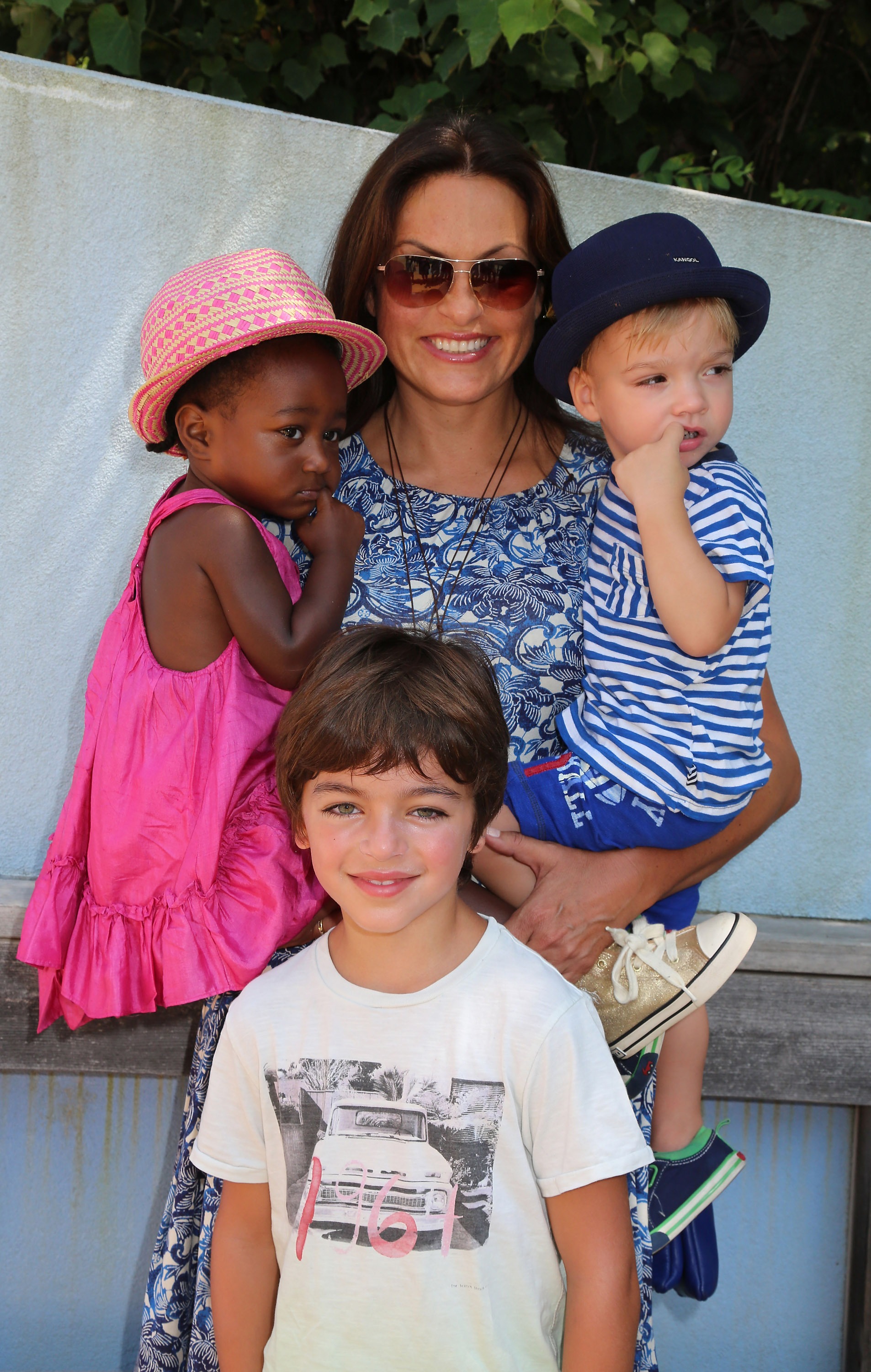Amaya, August, and Andrew Hermann, and Mariska Hargitay at The Children's Museum Of The East End 5th Annual Family Fair in Bridgehampton, 2013 | Source: Getty Images