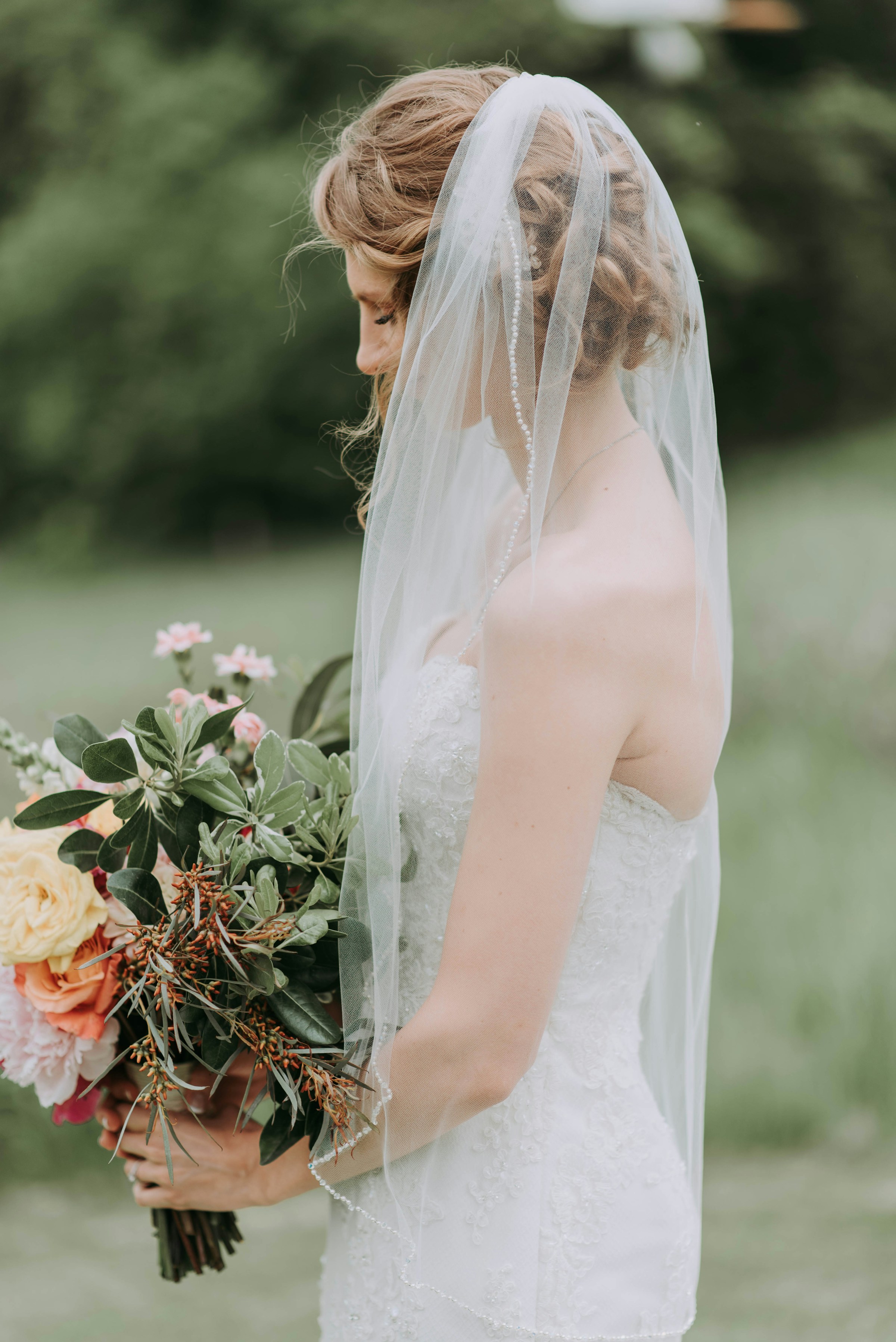 A bride holding a bouquet | Source: Unsplash