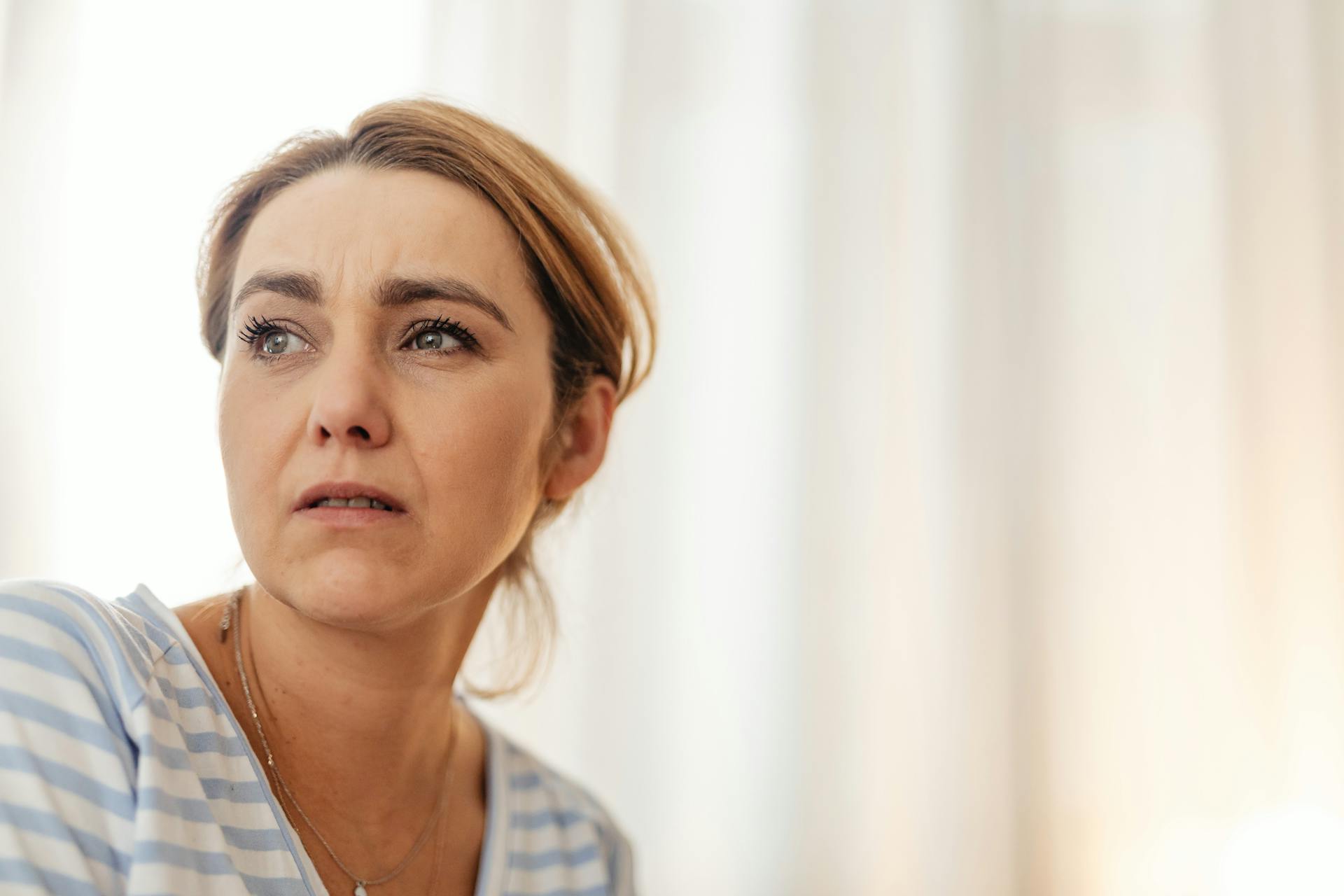 Close-up of an upset woman looking away | Source: Pexels