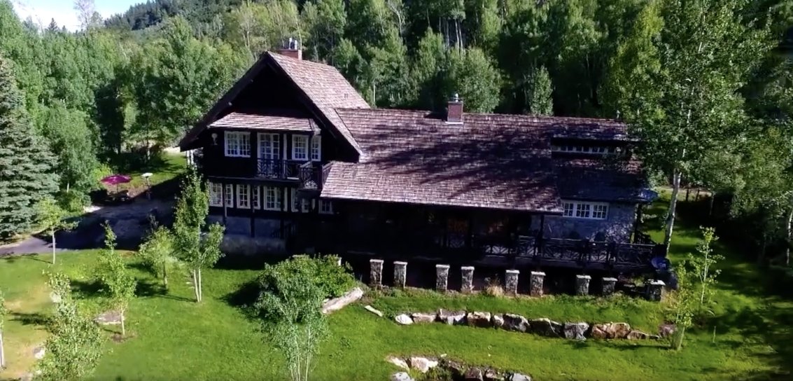 An aerial view of the lake house | Source: Facebook.com/Extra