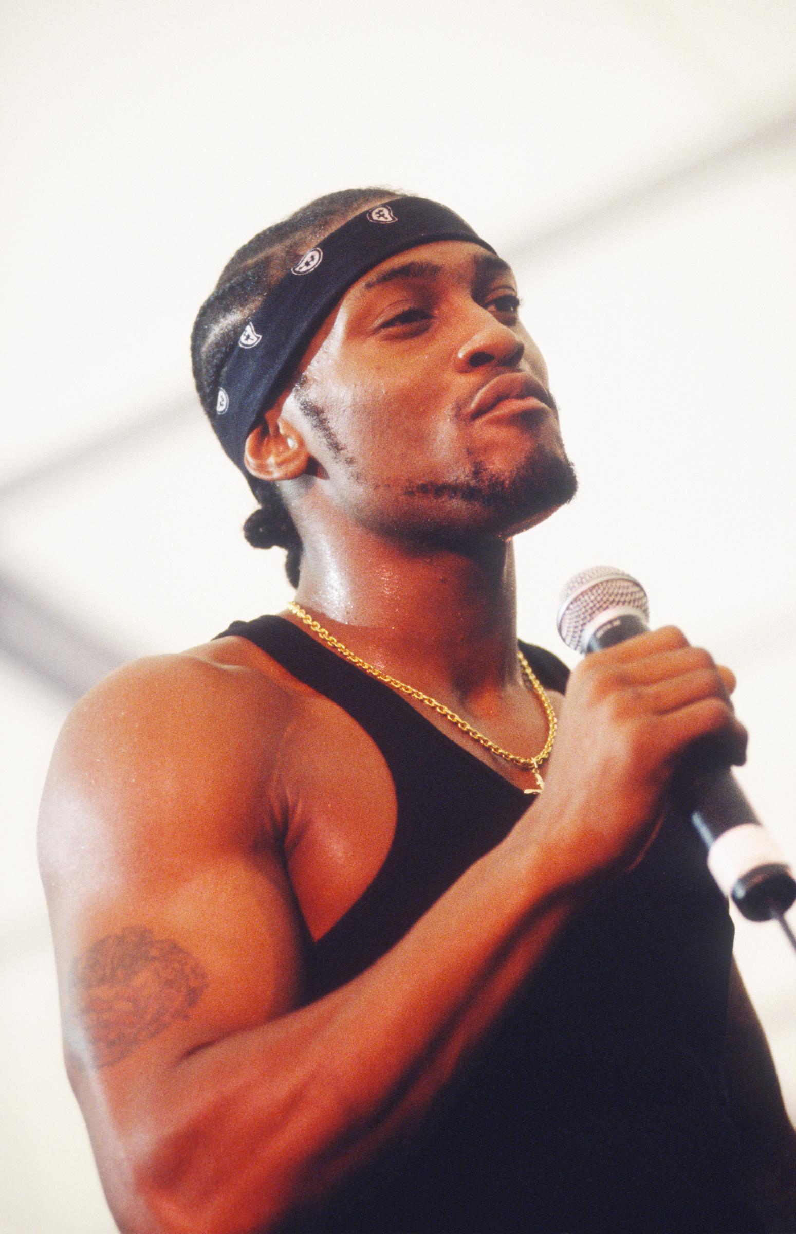 D'Angelo on stage at the Axion Beach Rock Festival in Zeebrugge, Belgium on July 15, 2000. | Source: Getty Images