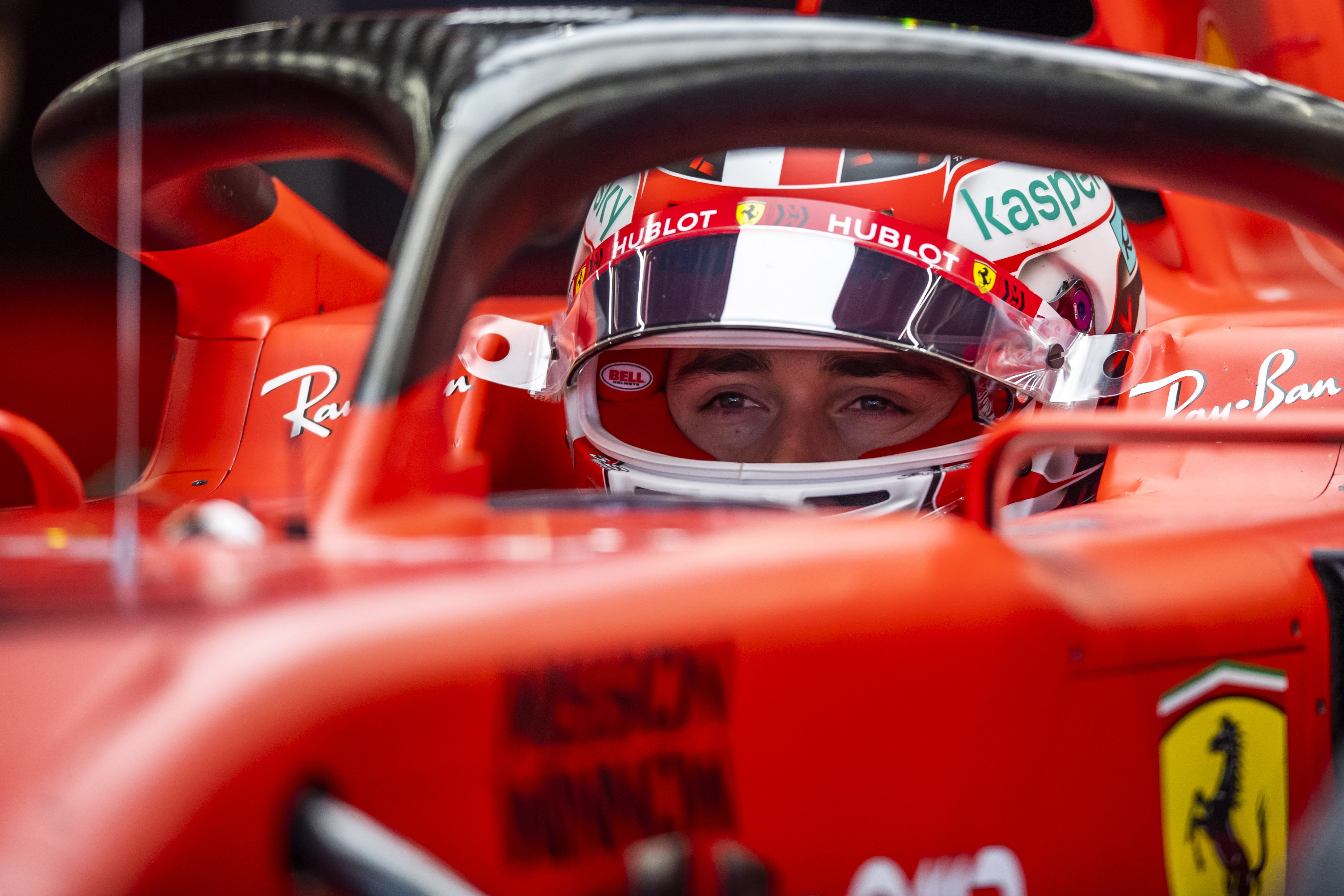 Charles Leclerc in einer Garage während der F1-Wintertests am Tag 1, 19. Februar 2020 | Quelle: Getty Images