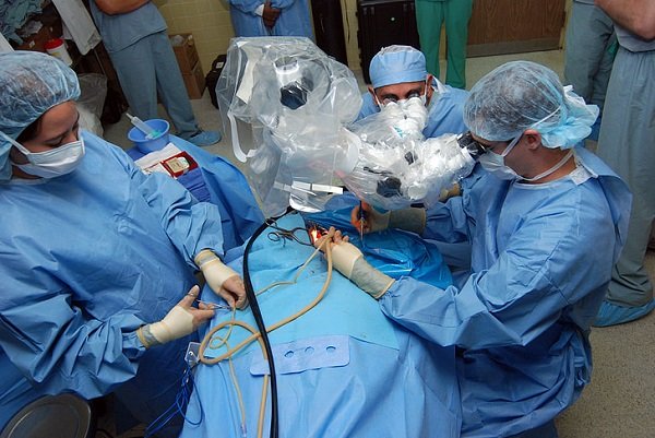 Trabajadores de la salud realizan una cirugía. | Foto: Pickpik