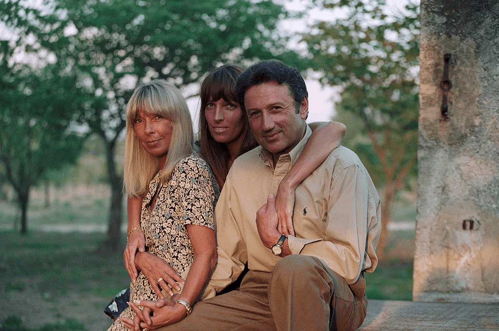 Rencontre avec Michel Drucker chez lui à Eygalieres. Dany SAVAL, Stéphanie JARRE et Michel DRUCKER. | Photo : Getty Images