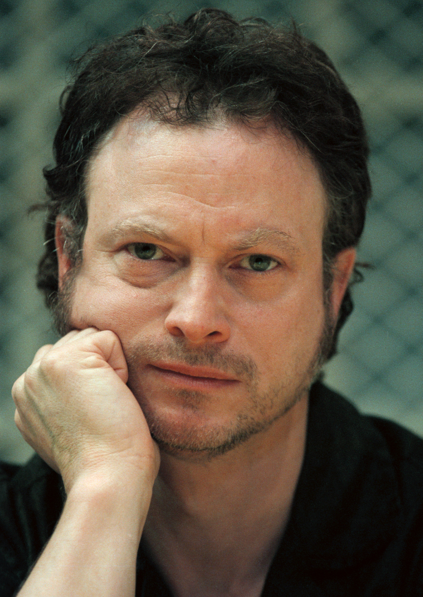 Actor Gary Sinise poses for a photograph June 16, 2000, on the set of "One Flew Over The Cuckoo''s Nest" at the Steppenwolf Theater in Chicago | Source: Getty Images