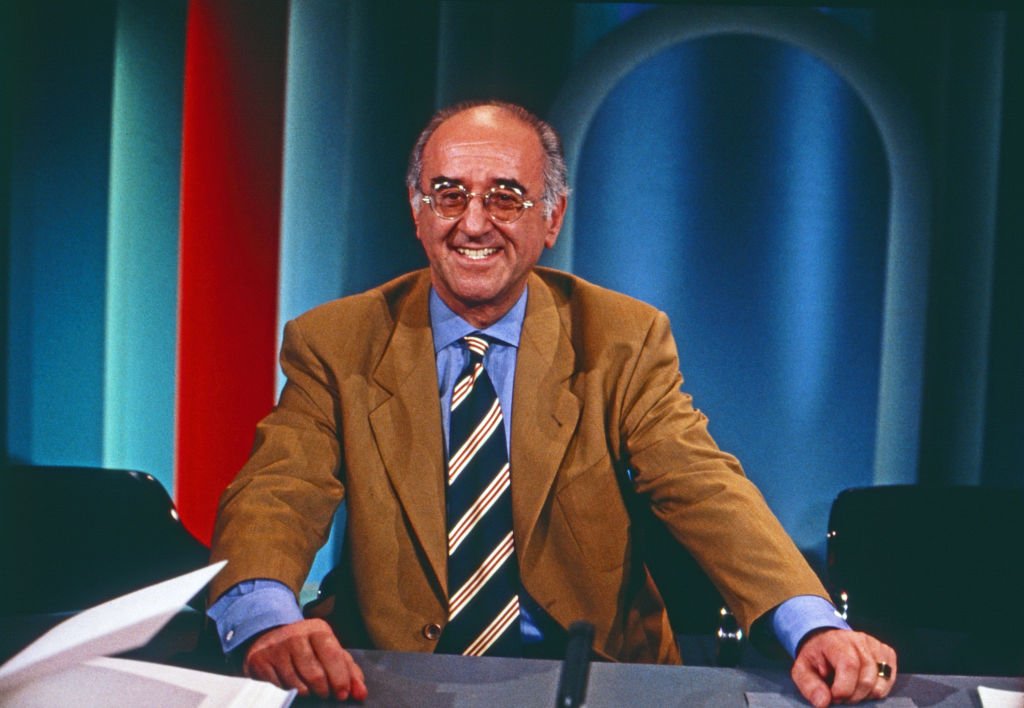 Alfred Biolek, deutscher Talkmaster und Kochbuchautor, als gast in der Fernsehshow "Ja oder nein", Deutschland 1992 | Quelle: Getty Images