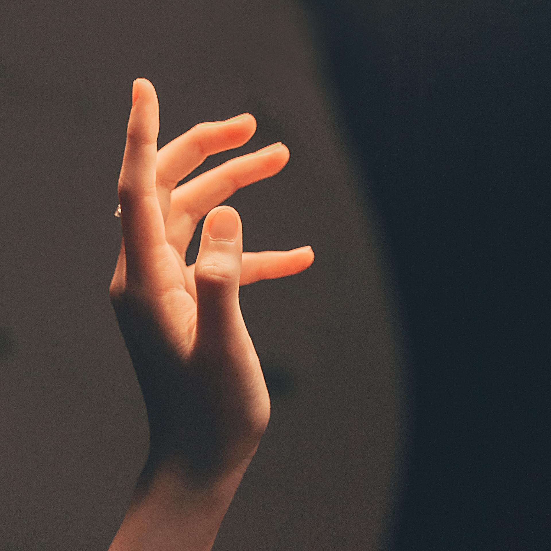 A woman's hand reaching out | Source: Pexels